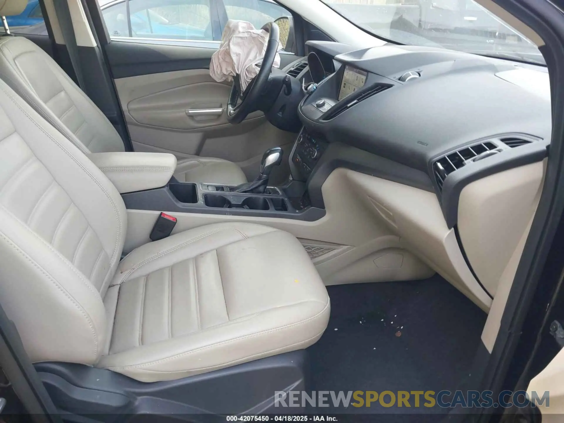 5 Photograph of a damaged car 1FMCU9HD9KUB14177 FORD ESCAPE 2019