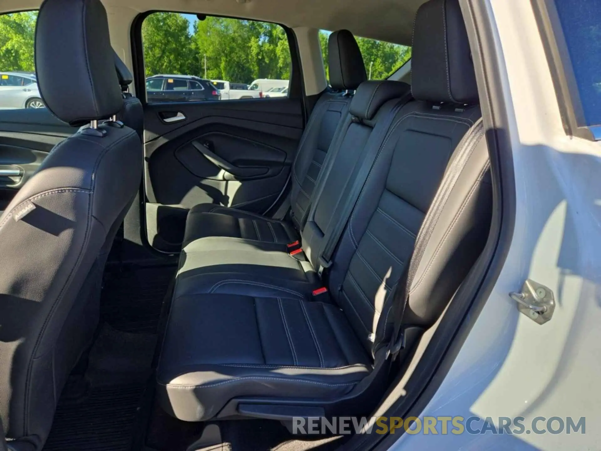 18 Photograph of a damaged car 1FMCU9HD9KUB65677 FORD ESCAPE 2019