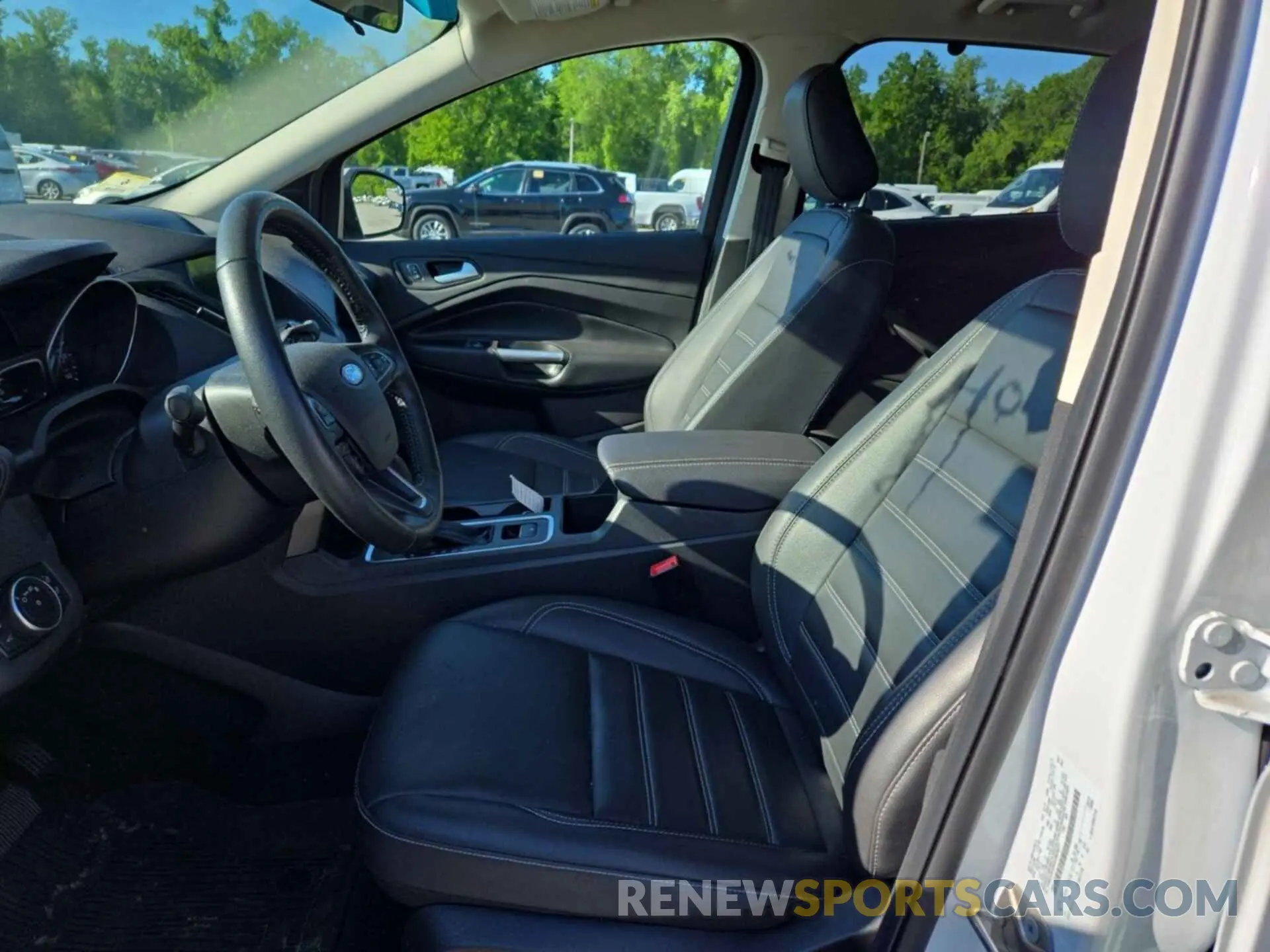 19 Photograph of a damaged car 1FMCU9HD9KUB65677 FORD ESCAPE 2019