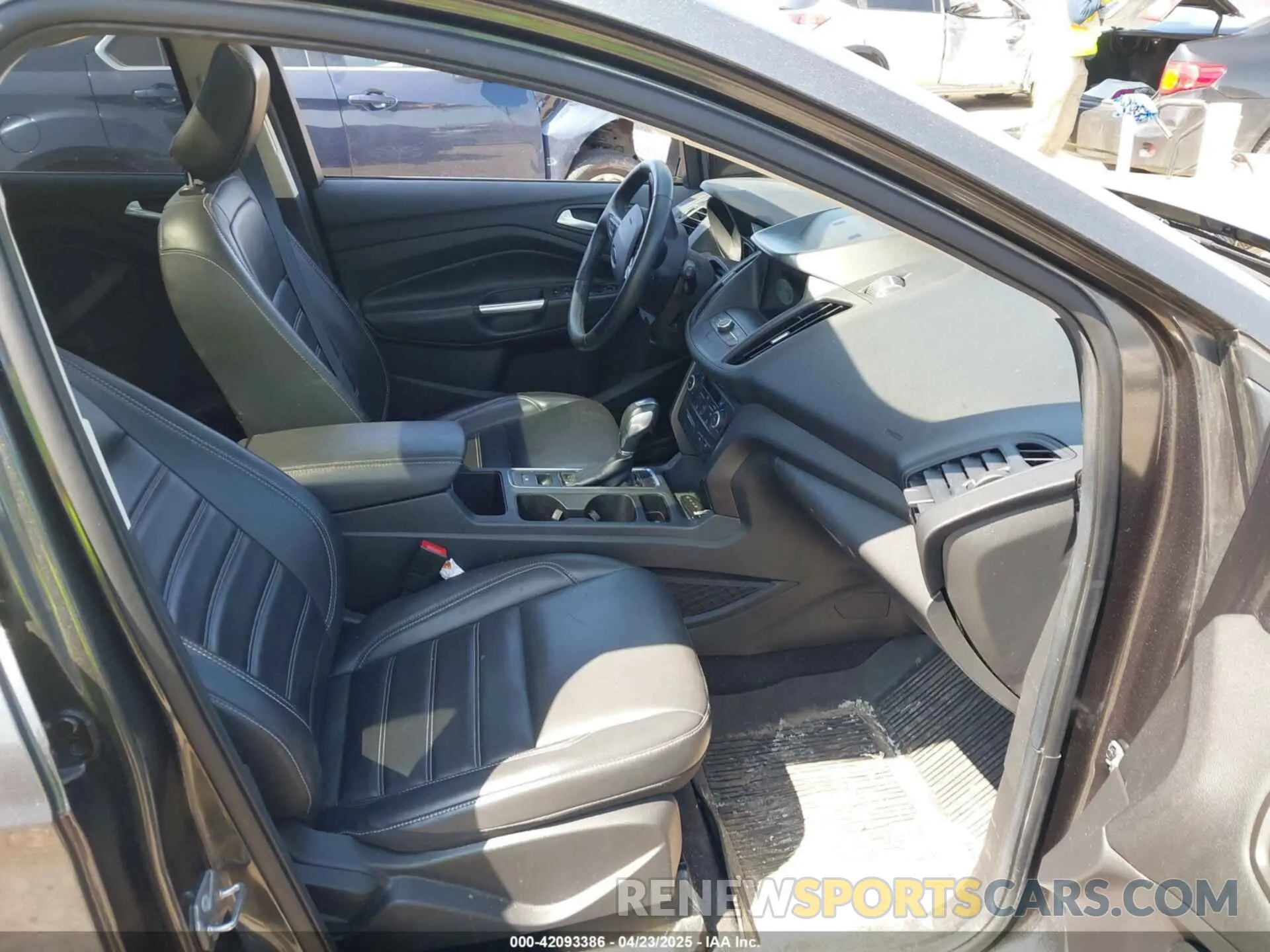 5 Photograph of a damaged car 1FMCU9HD9KUB73827 FORD ESCAPE 2019