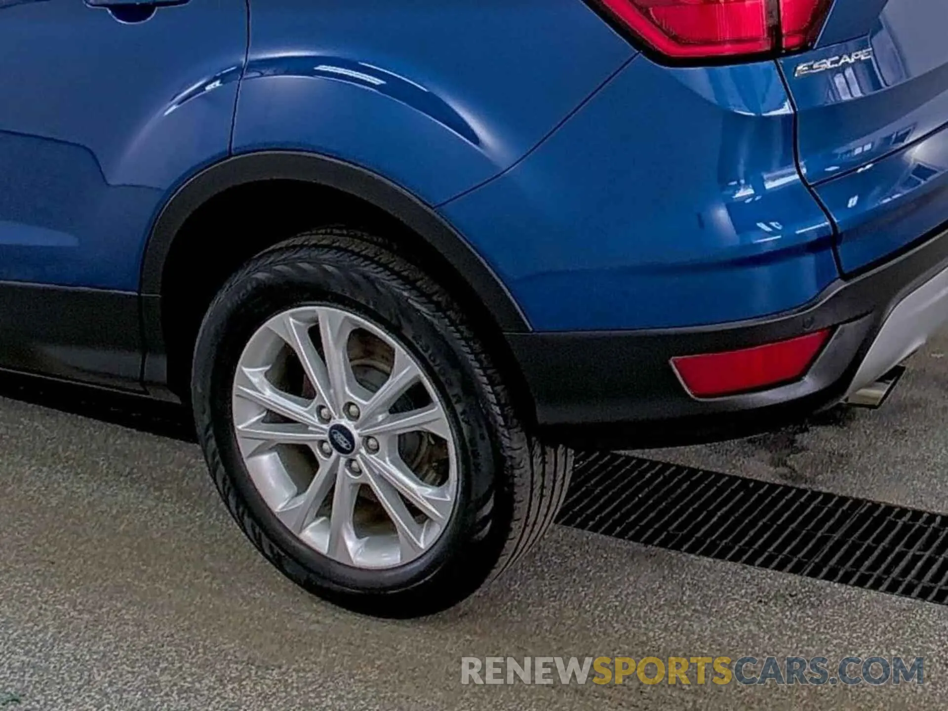 29 Photograph of a damaged car 1FMCU9HDXKUA65619 FORD ESCAPE 2019