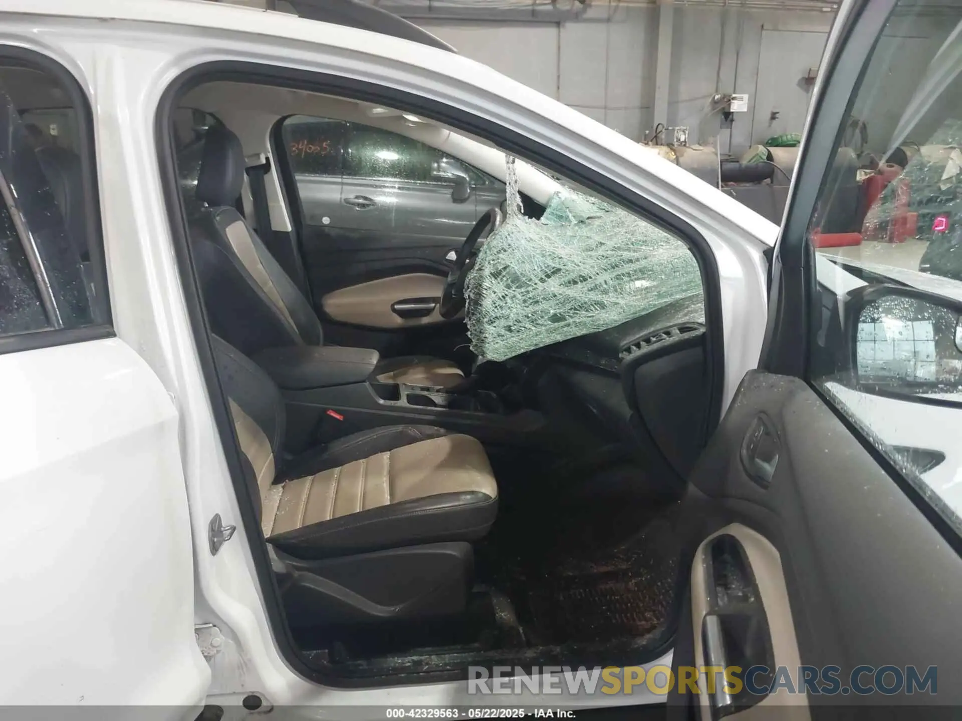 5 Photograph of a damaged car 1FMCU9HDXKUA66057 FORD ESCAPE 2019