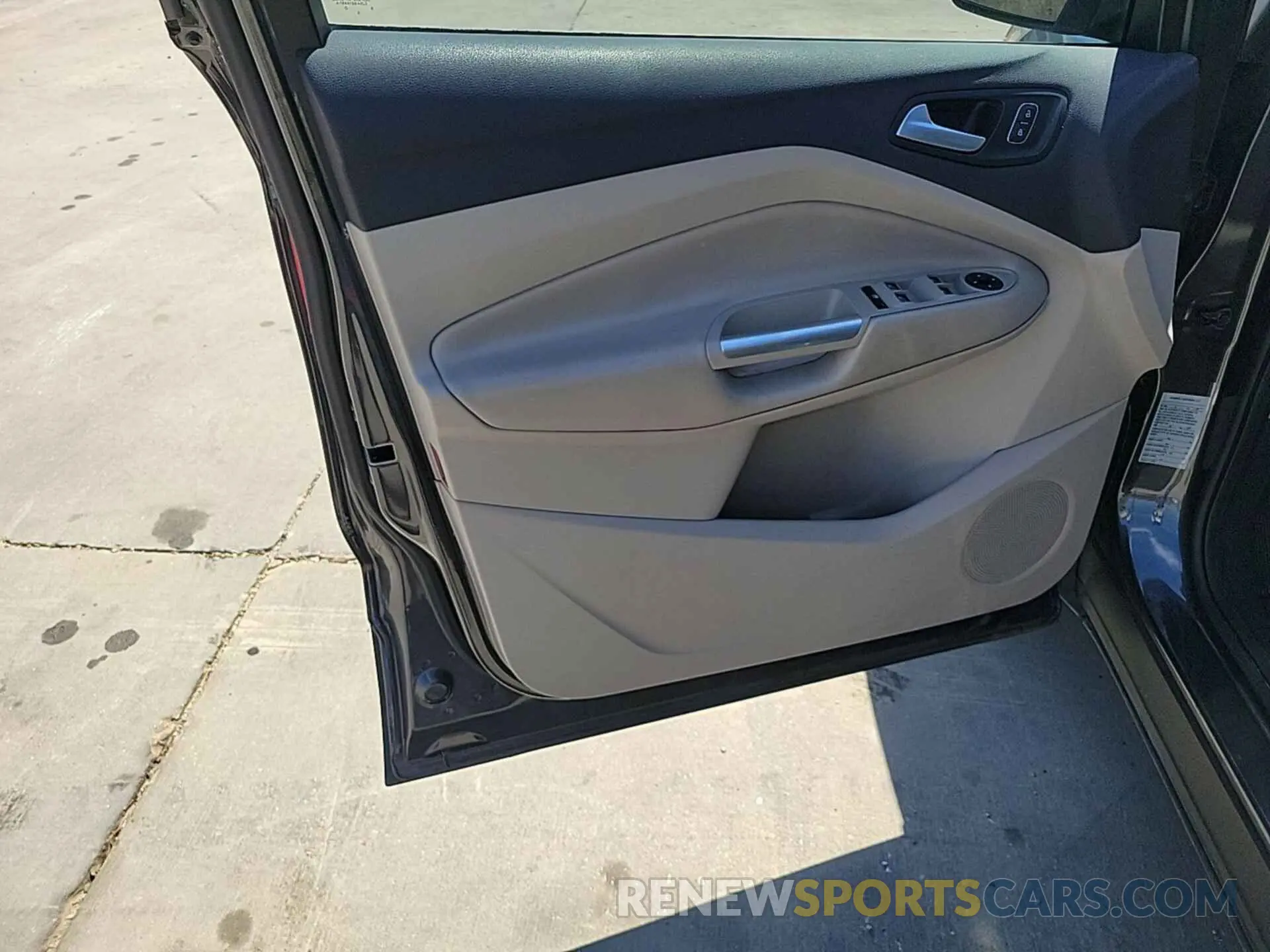 27 Photograph of a damaged car 1FMCU9HDXKUC07578 FORD ESCAPE 2019