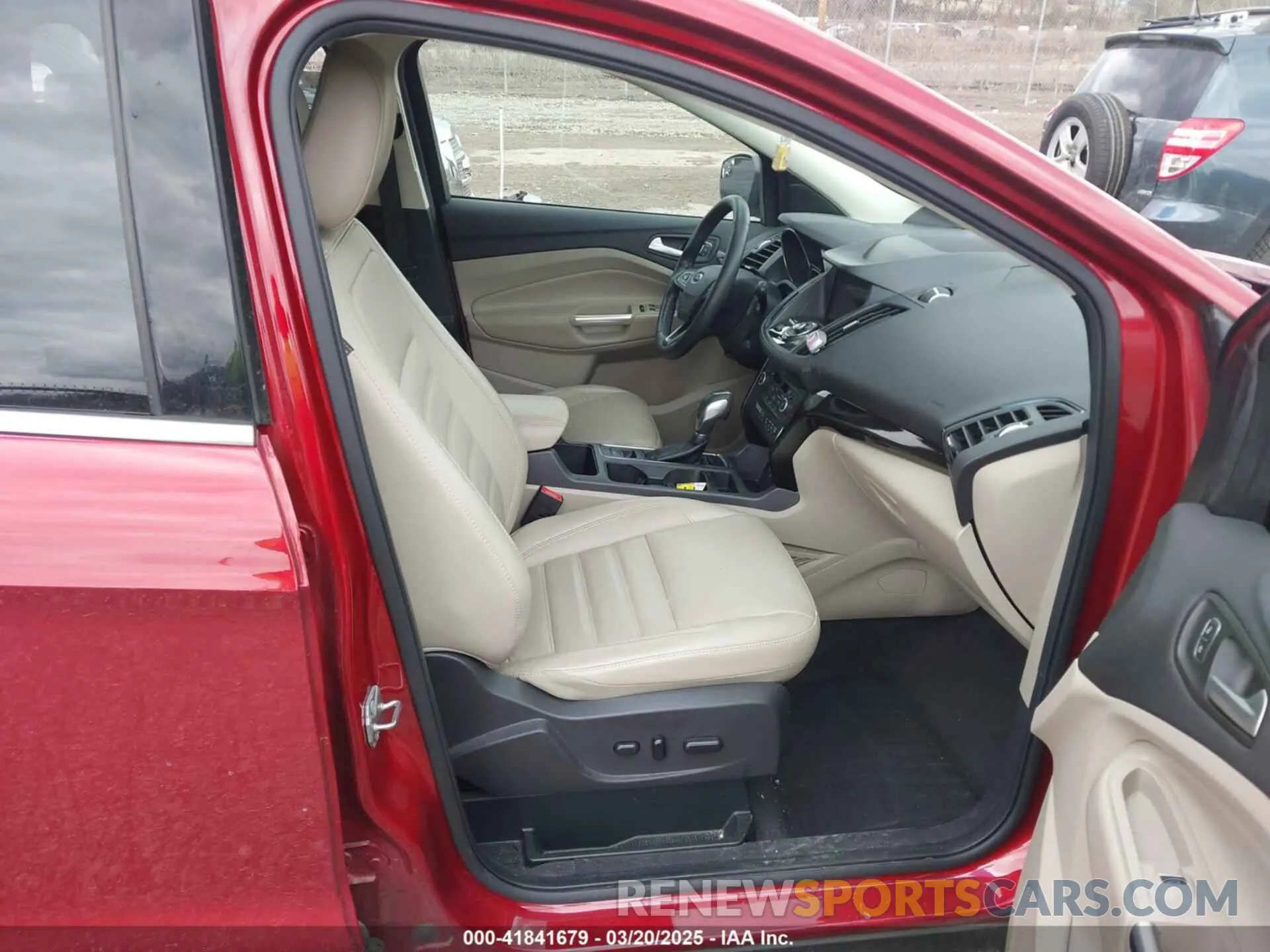 5 Photograph of a damaged car 1FMCU9J90KUC33371 FORD ESCAPE 2019