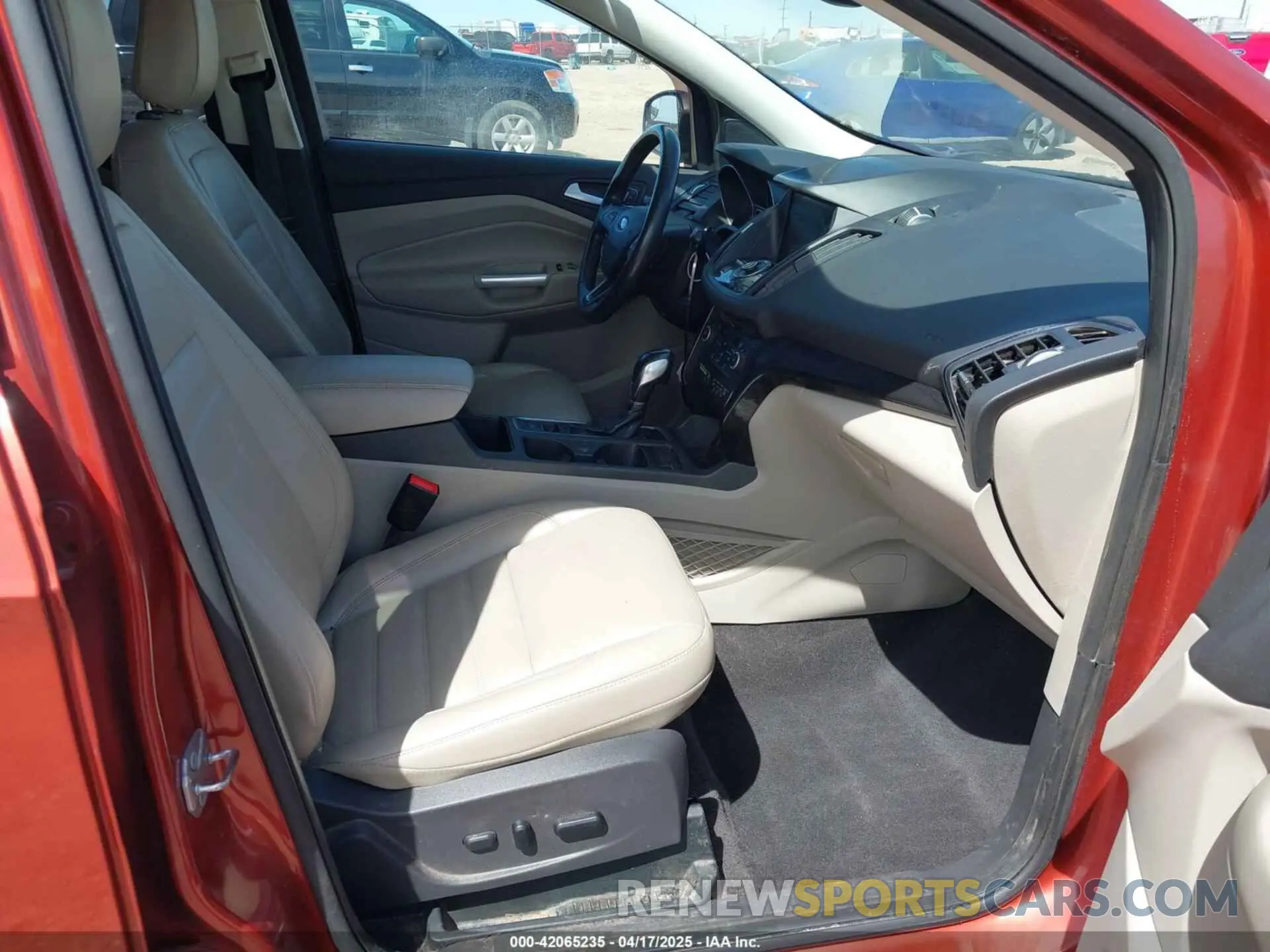 5 Photograph of a damaged car 1FMCU9J92KUB28895 FORD ESCAPE 2019