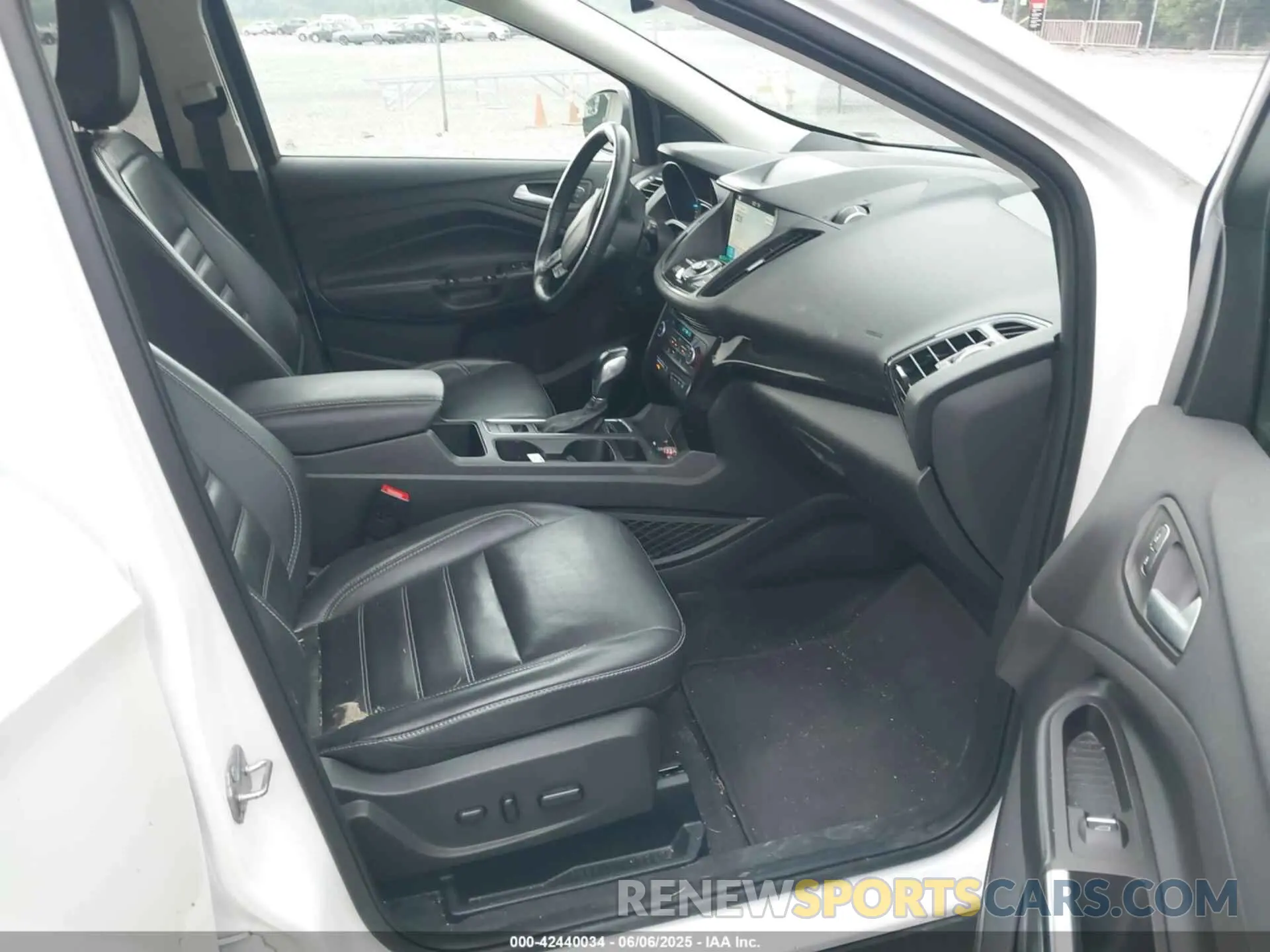 5 Photograph of a damaged car 1FMCU9J93KUA98208 FORD ESCAPE 2019