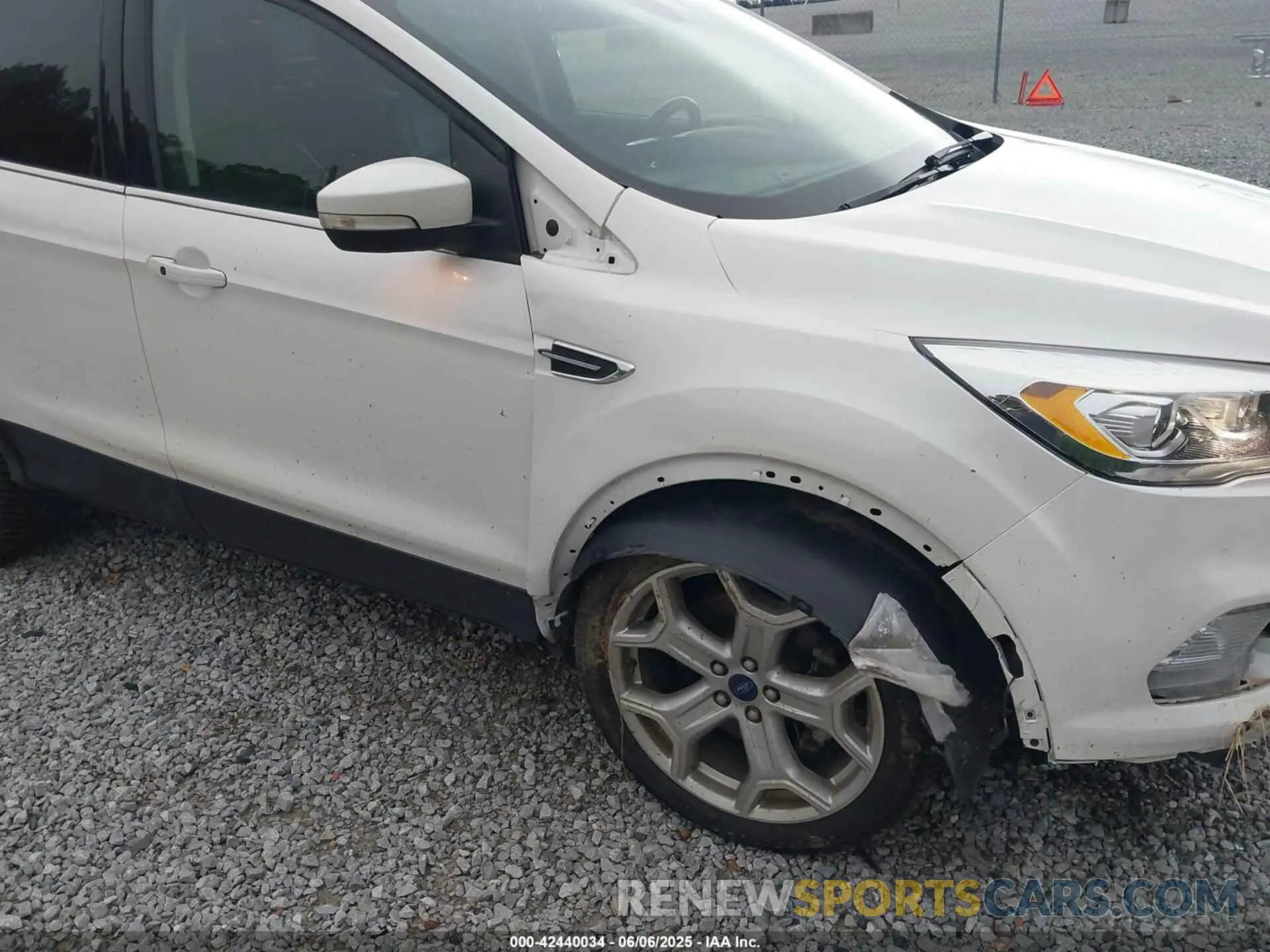6 Photograph of a damaged car 1FMCU9J93KUA98208 FORD ESCAPE 2019