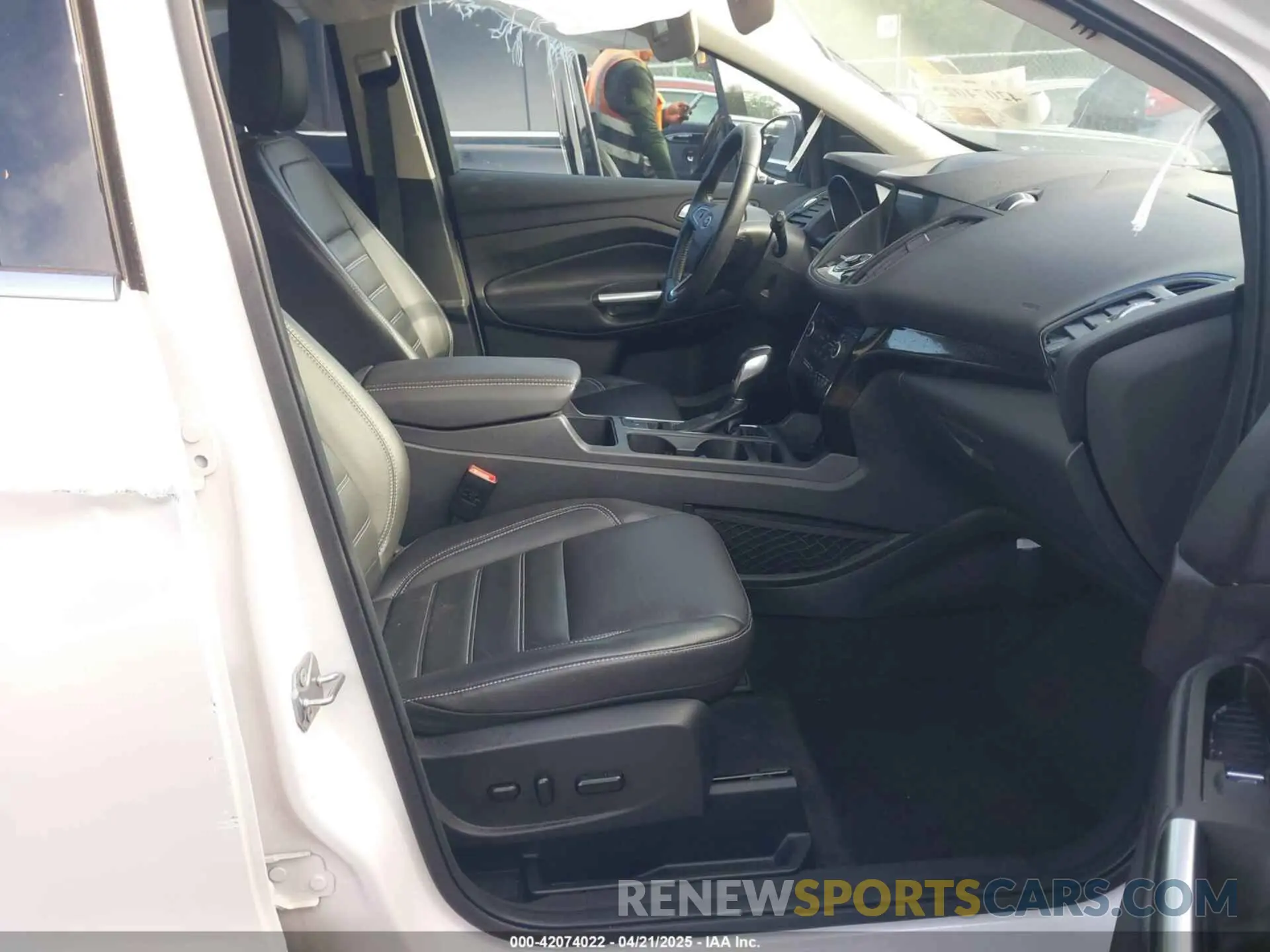 5 Photograph of a damaged car 1FMCU9J94KUA43850 FORD ESCAPE 2019