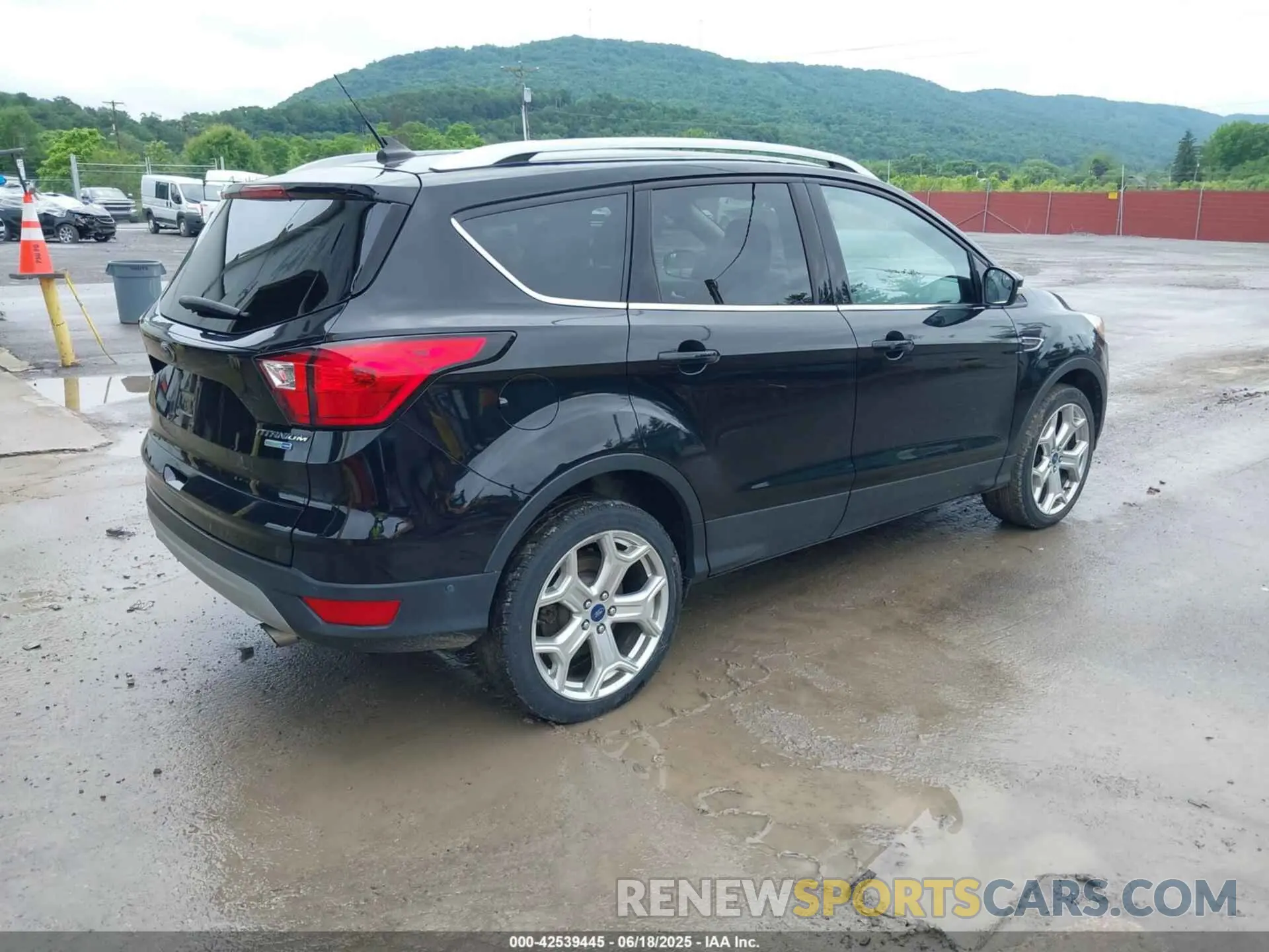 4 Photograph of a damaged car 1FMCU9J95KUA09190 FORD ESCAPE 2019