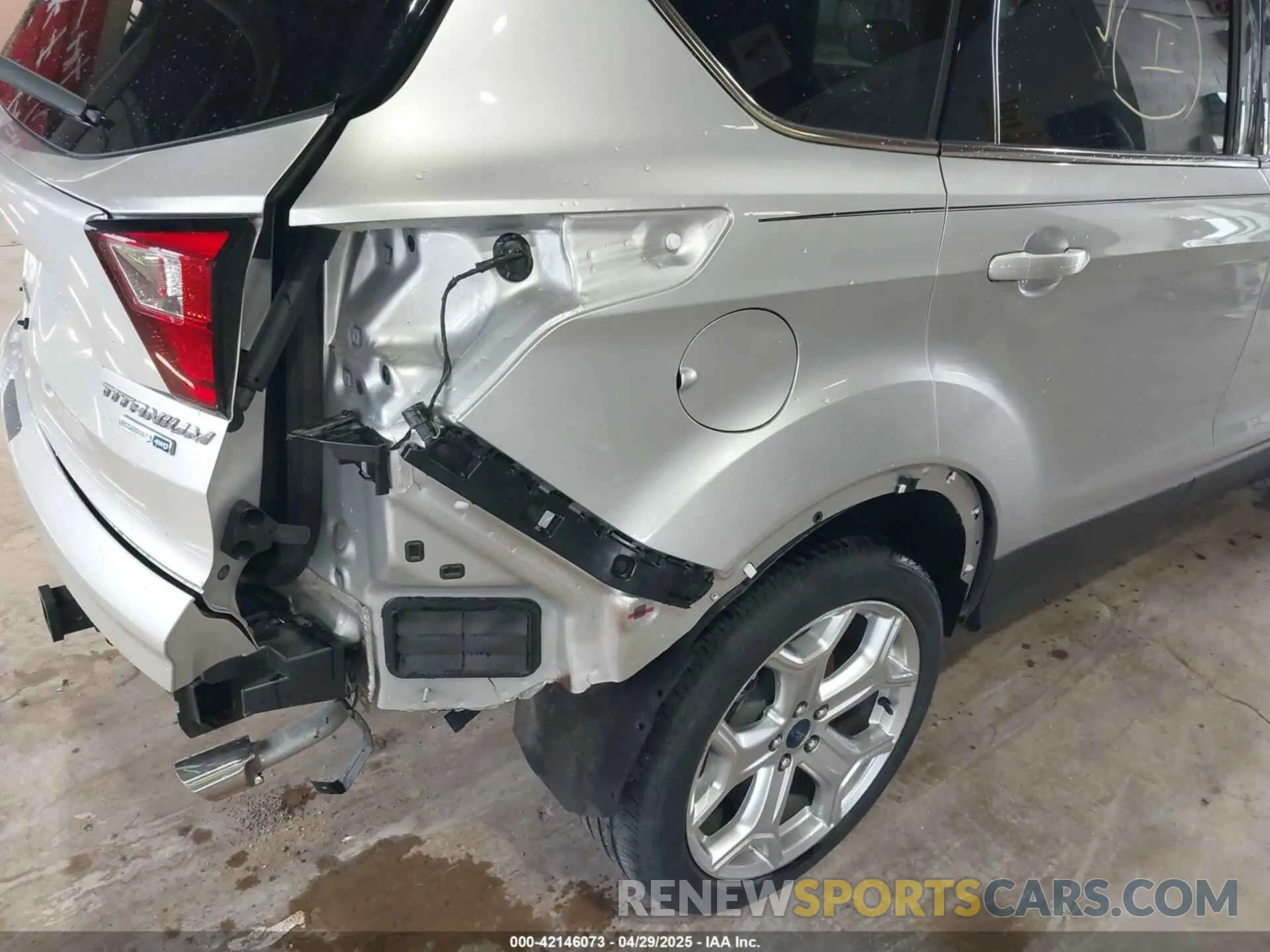 17 Photograph of a damaged car 1FMCU9J95KUA52315 FORD ESCAPE 2019