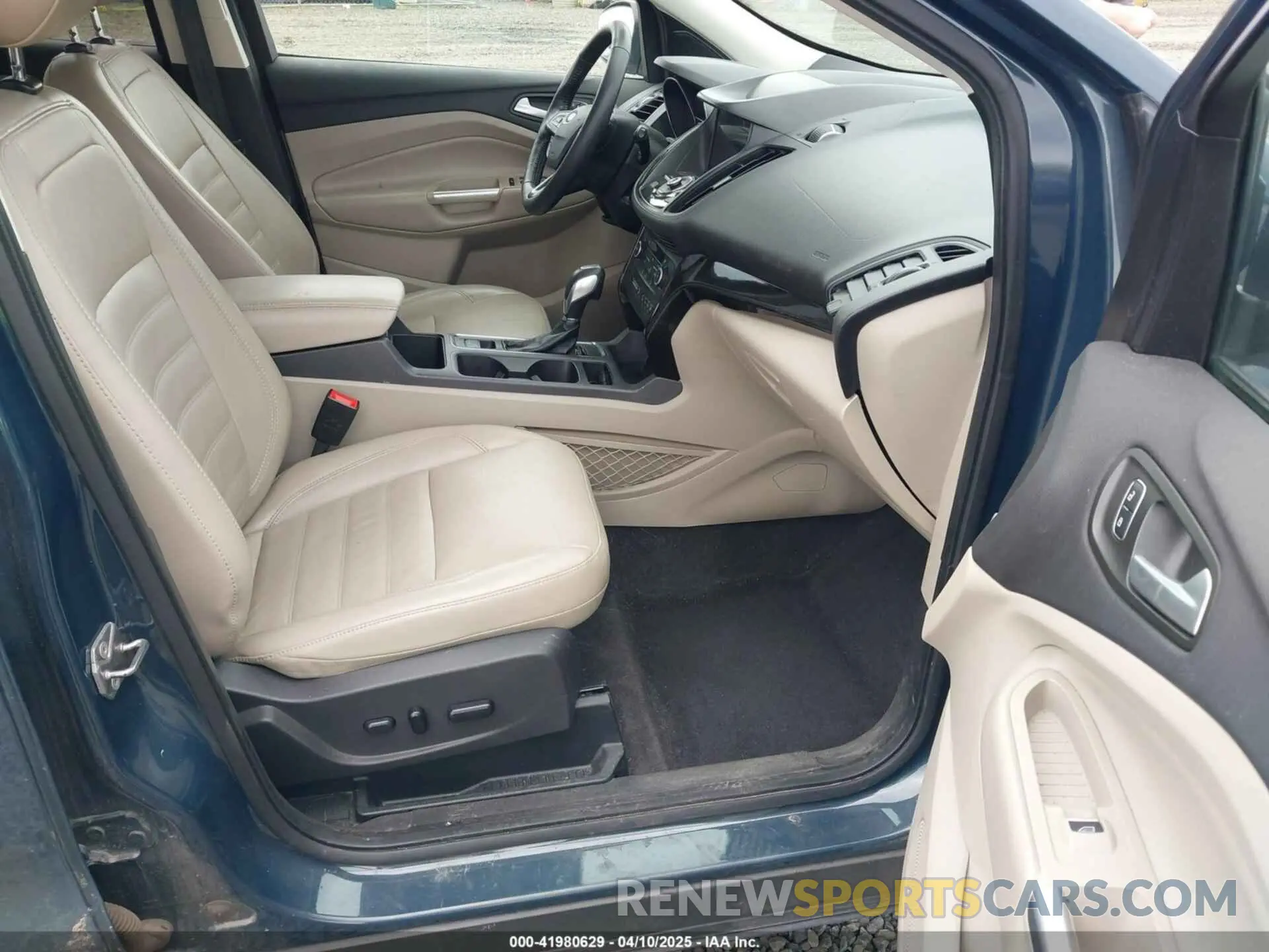 5 Photograph of a damaged car 1FMCU9J95KUC05369 FORD ESCAPE 2019