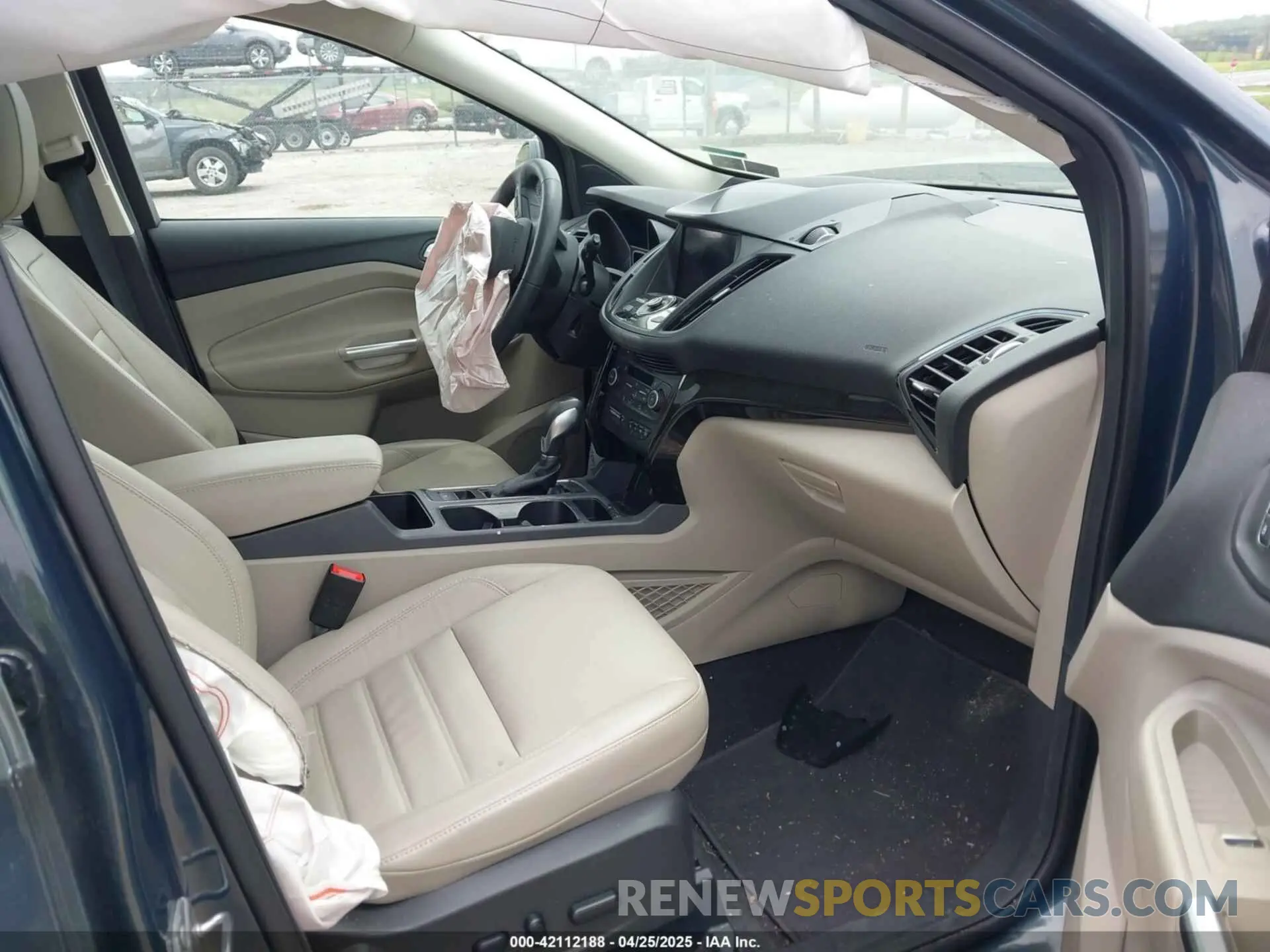 5 Photograph of a damaged car 1FMCU9J95KUC19062 FORD ESCAPE 2019