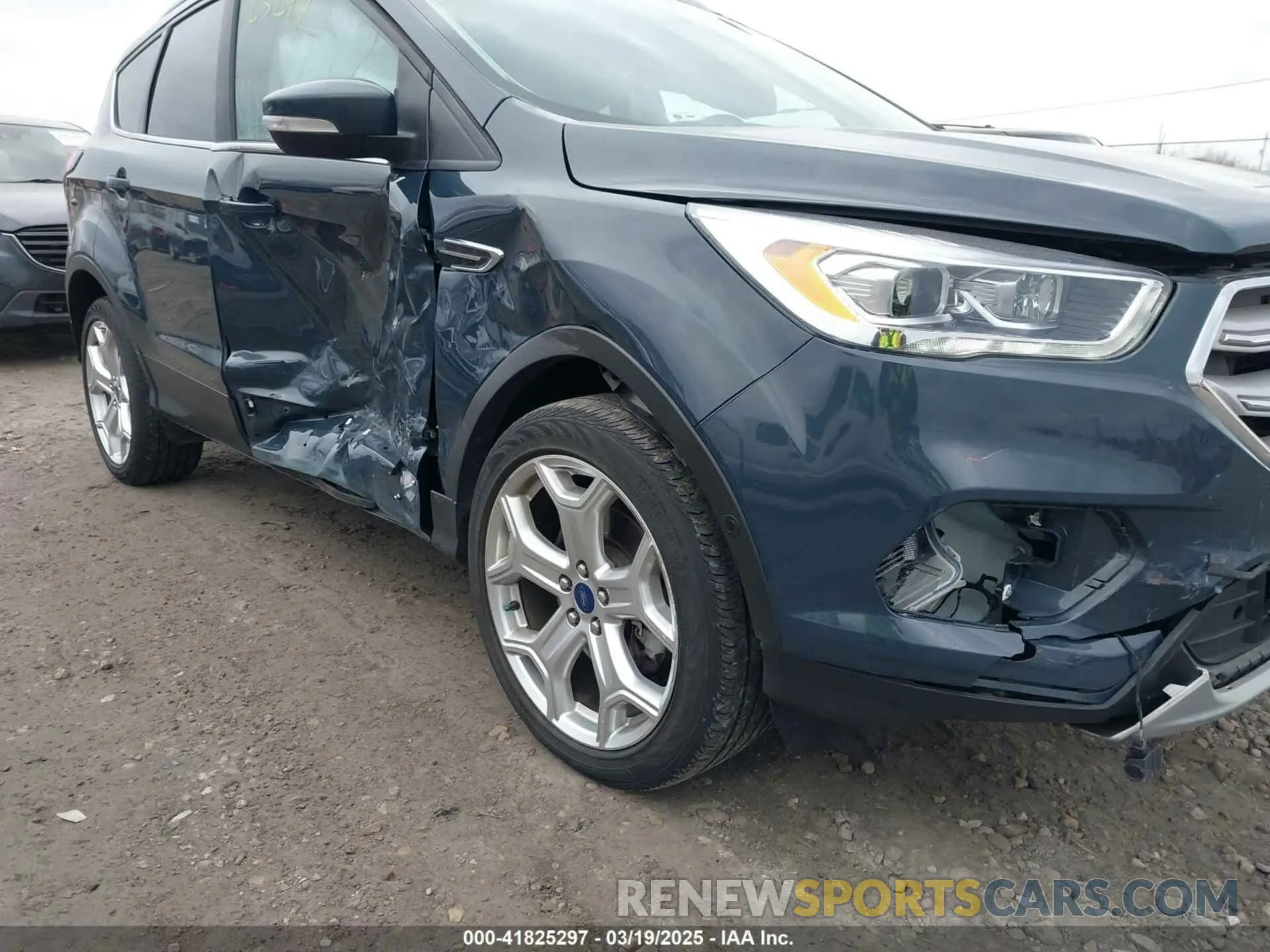17 Photograph of a damaged car 1FMCU9J95KUC28621 FORD ESCAPE 2019