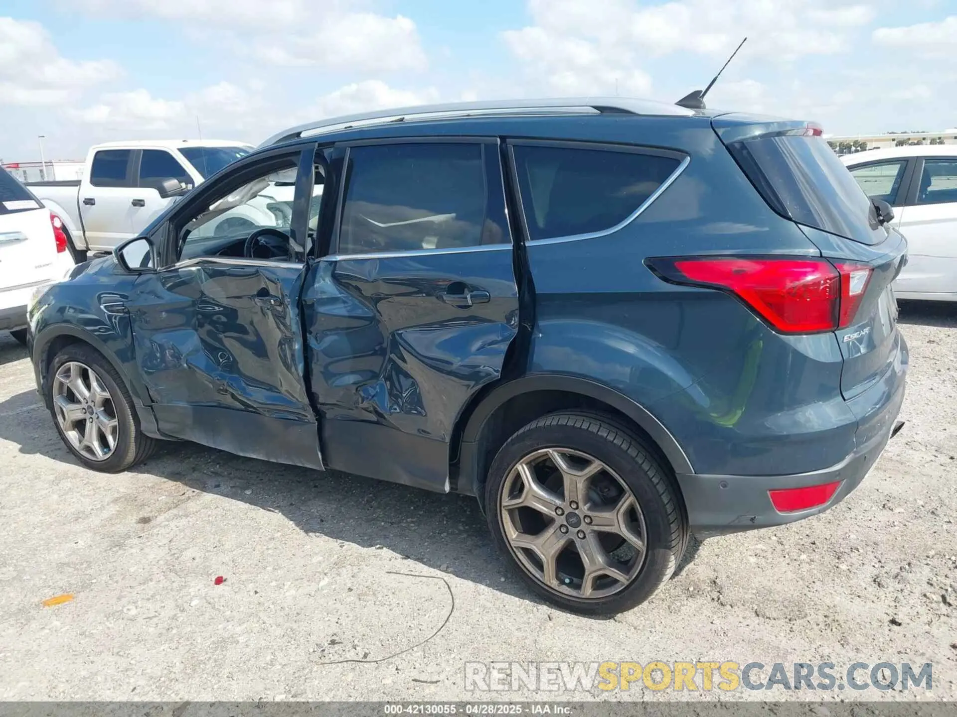 18 Photograph of a damaged car 1FMCU9J98KUA09510 FORD ESCAPE 2019