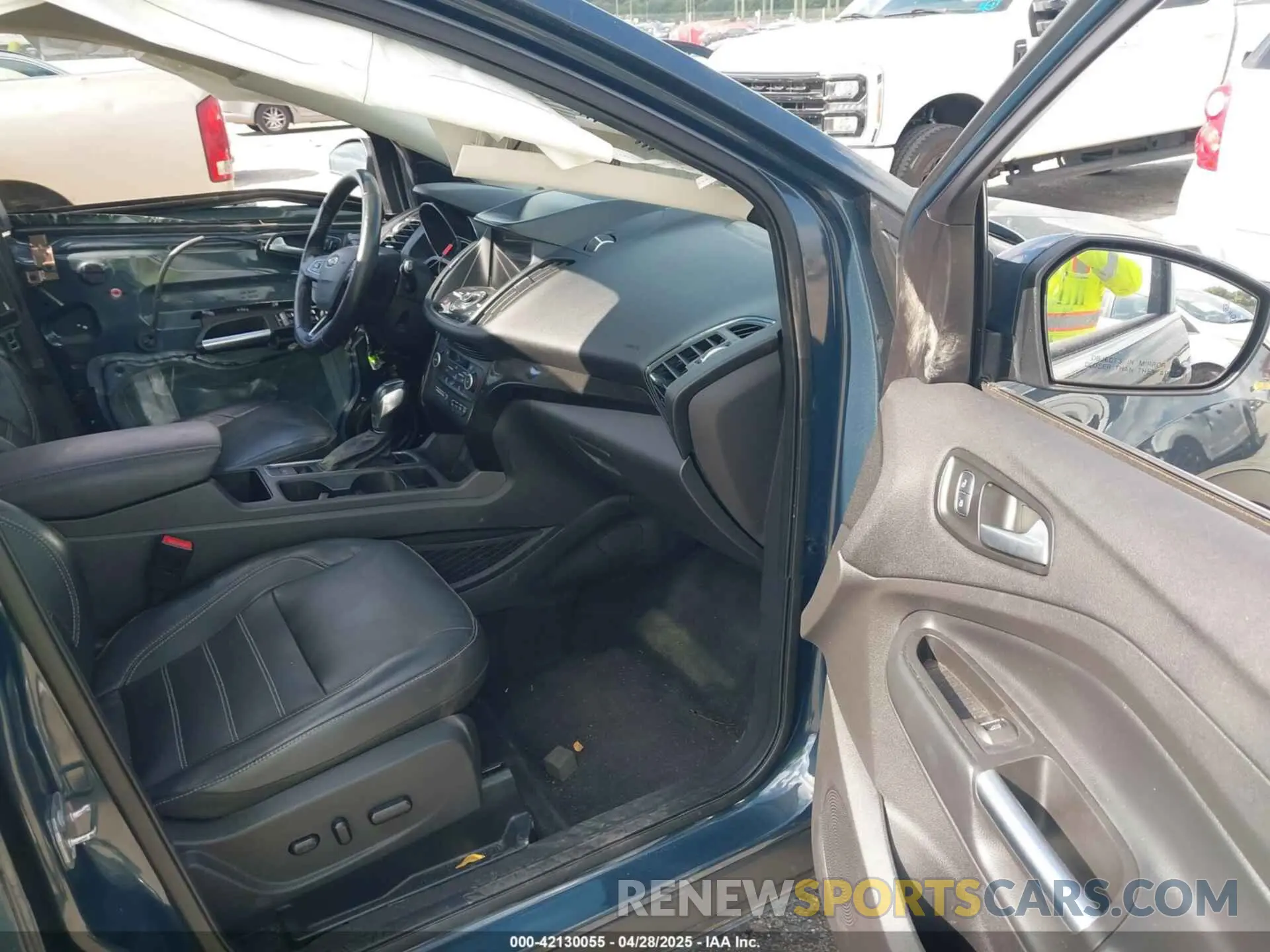 5 Photograph of a damaged car 1FMCU9J98KUA09510 FORD ESCAPE 2019
