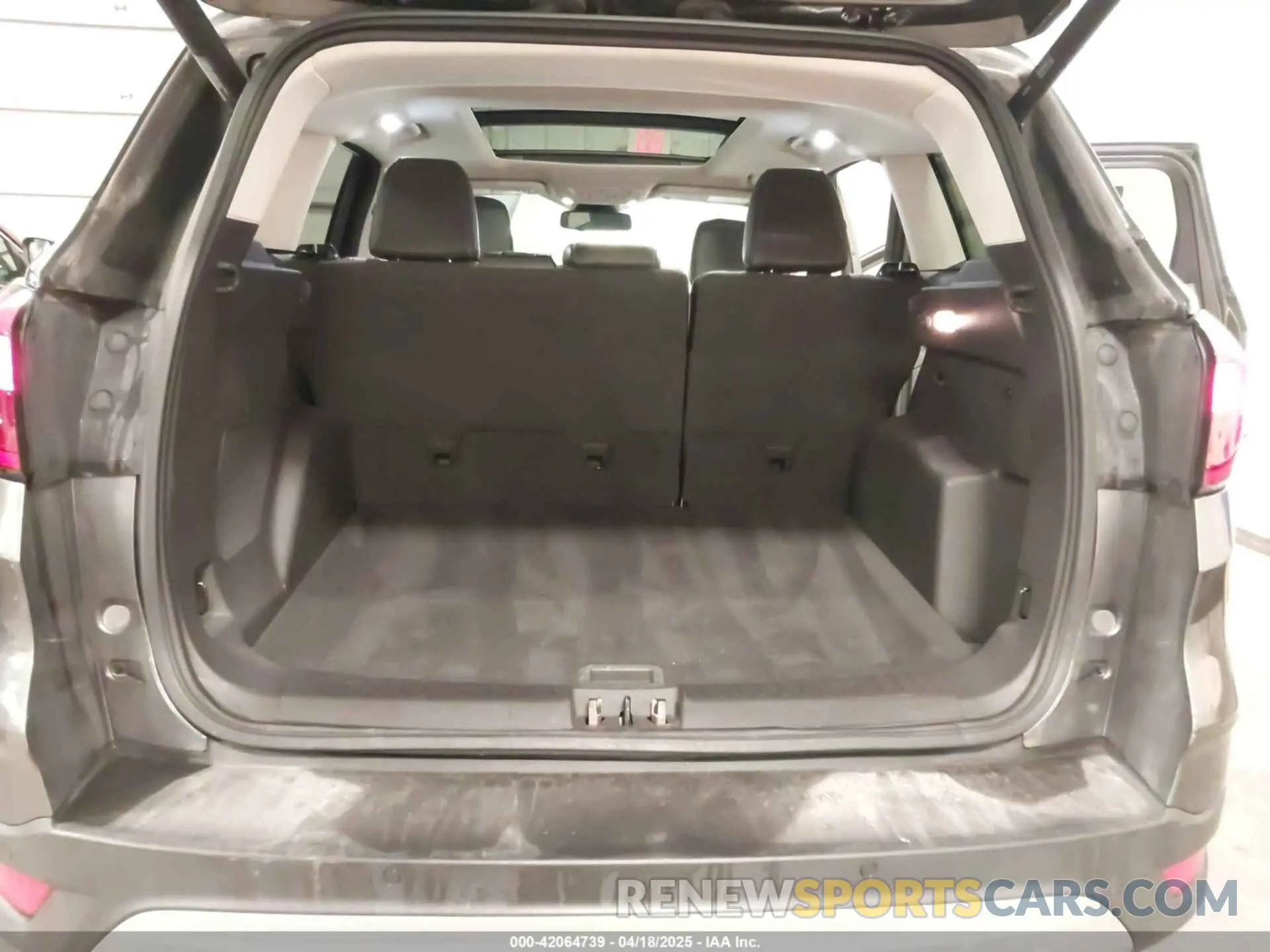 18 Photograph of a damaged car 1FMCU9J98KUB41991 FORD ESCAPE 2019