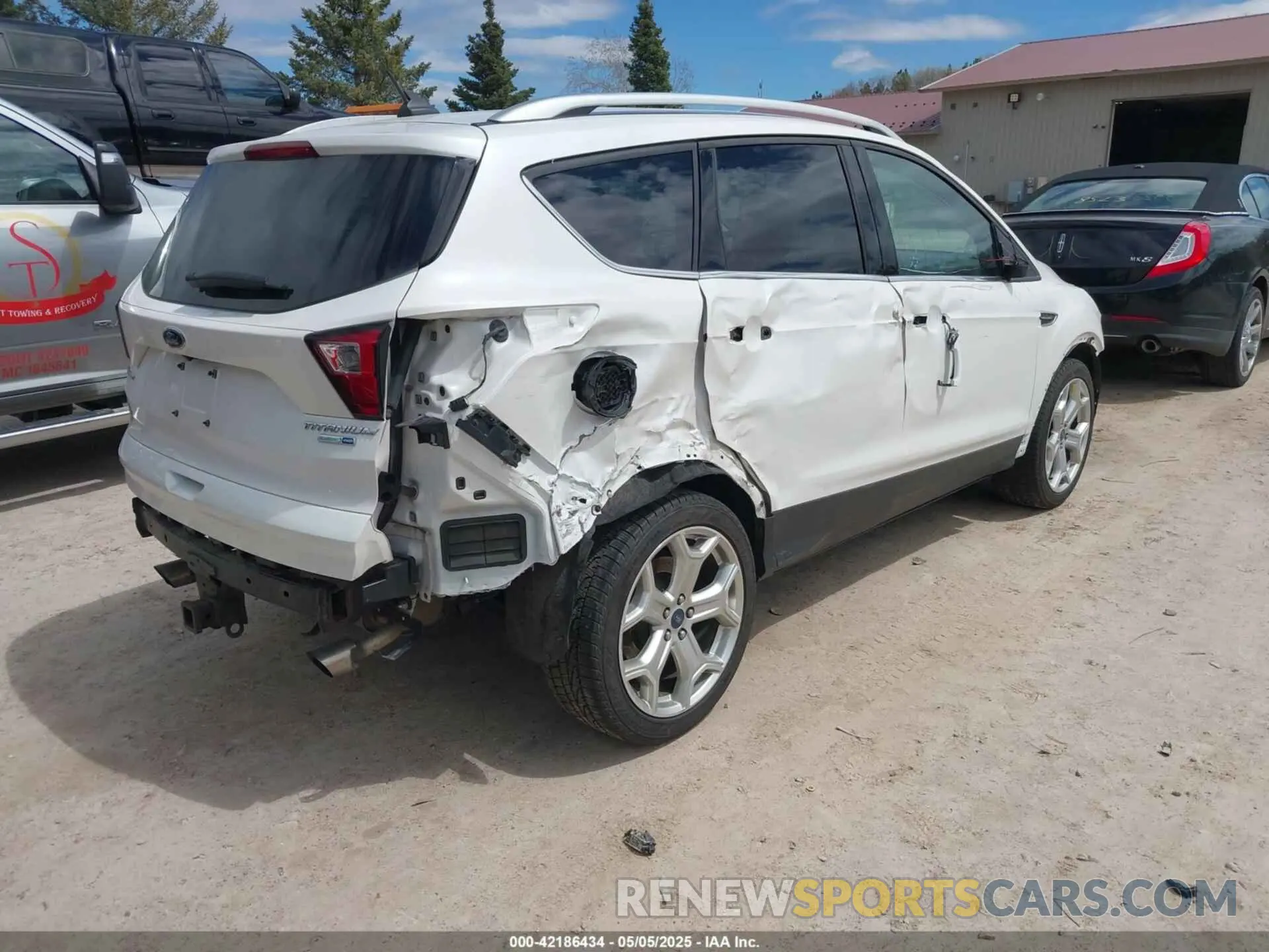 4 Photograph of a damaged car 1FMCU9J99KUC21963 FORD ESCAPE 2019