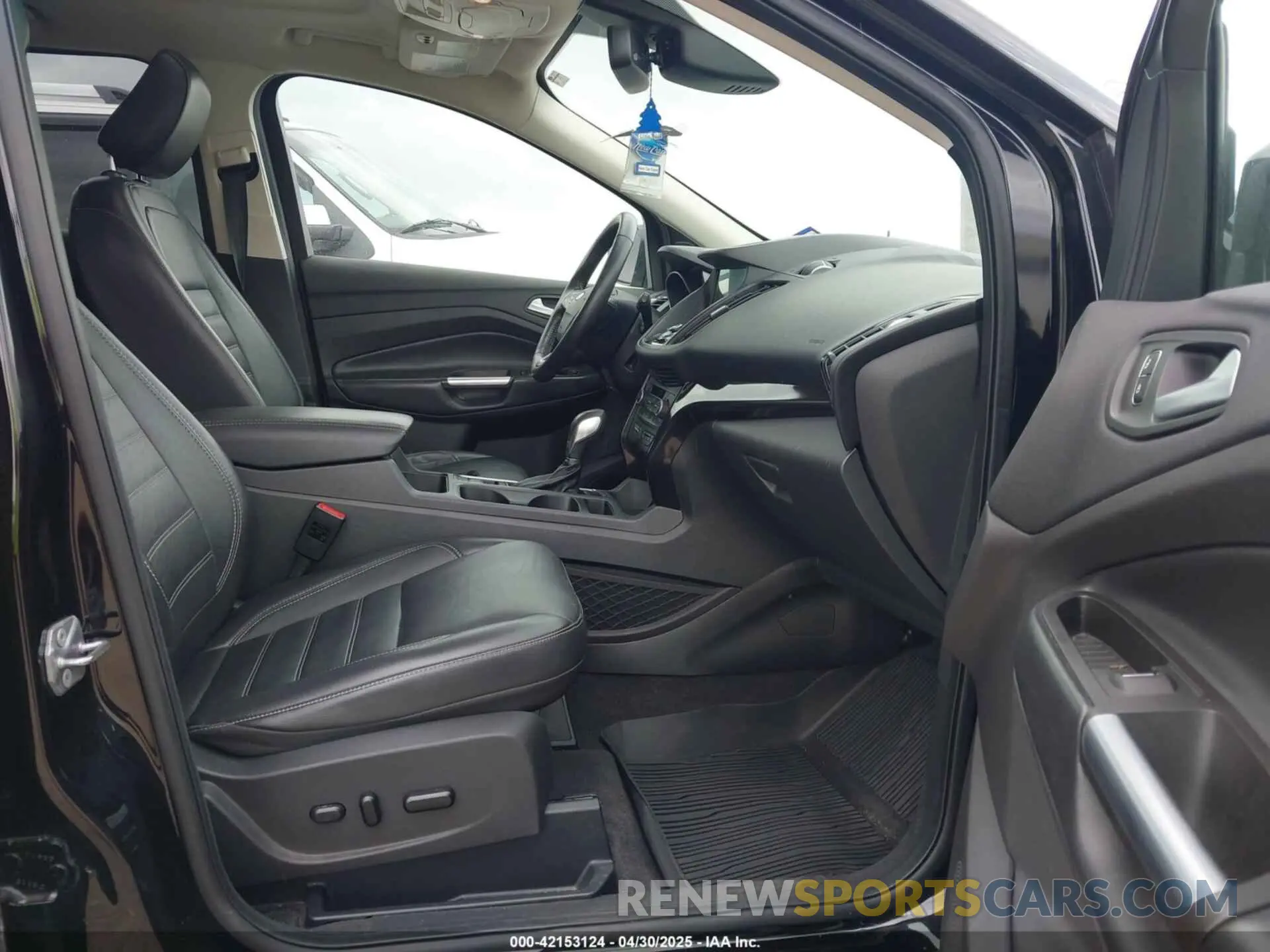 5 Photograph of a damaged car 1FMCU9J9XKUB41992 FORD ESCAPE 2019