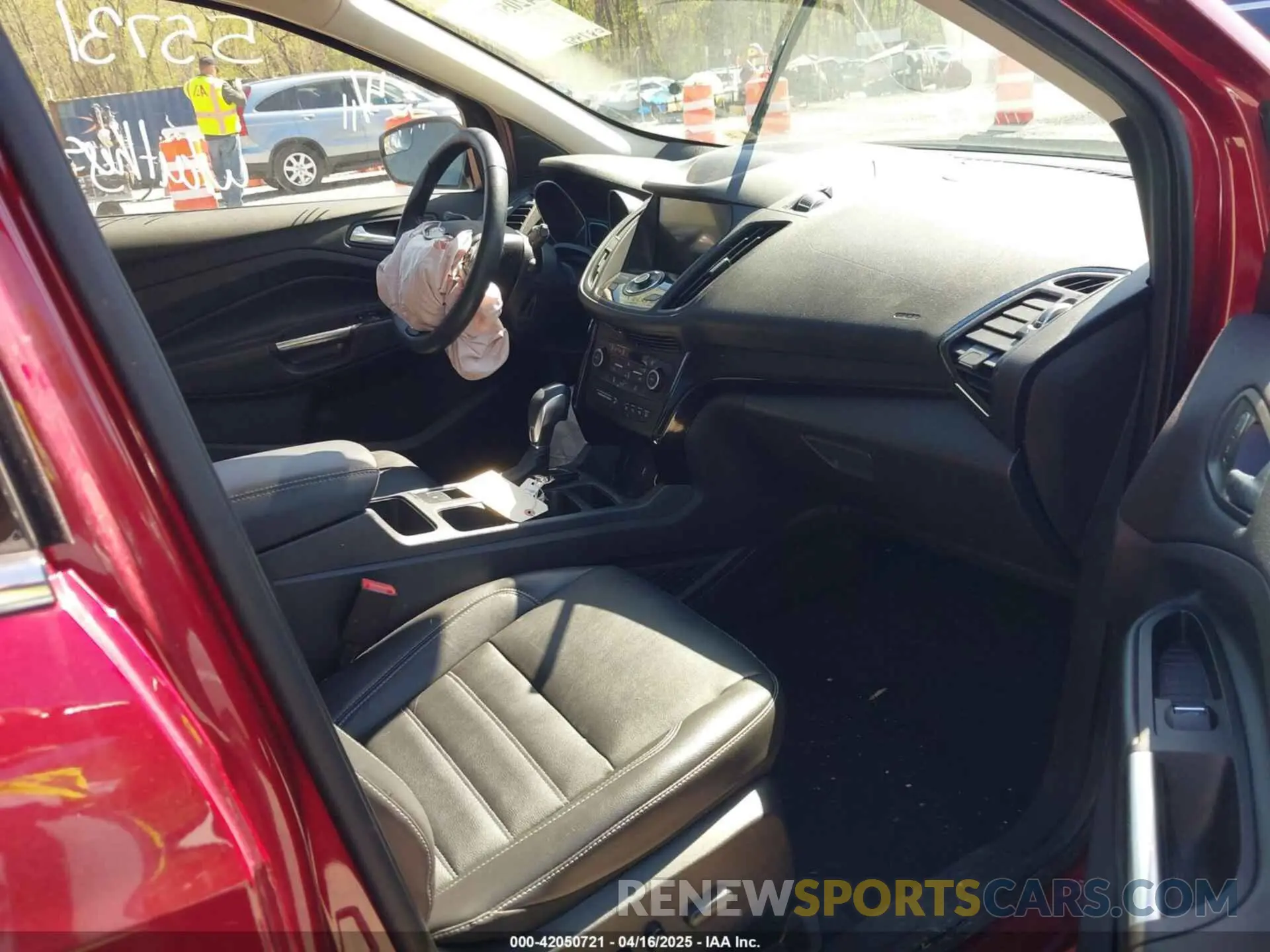 5 Photograph of a damaged car 1FMCU9J9XKUC23513 FORD ESCAPE 2019