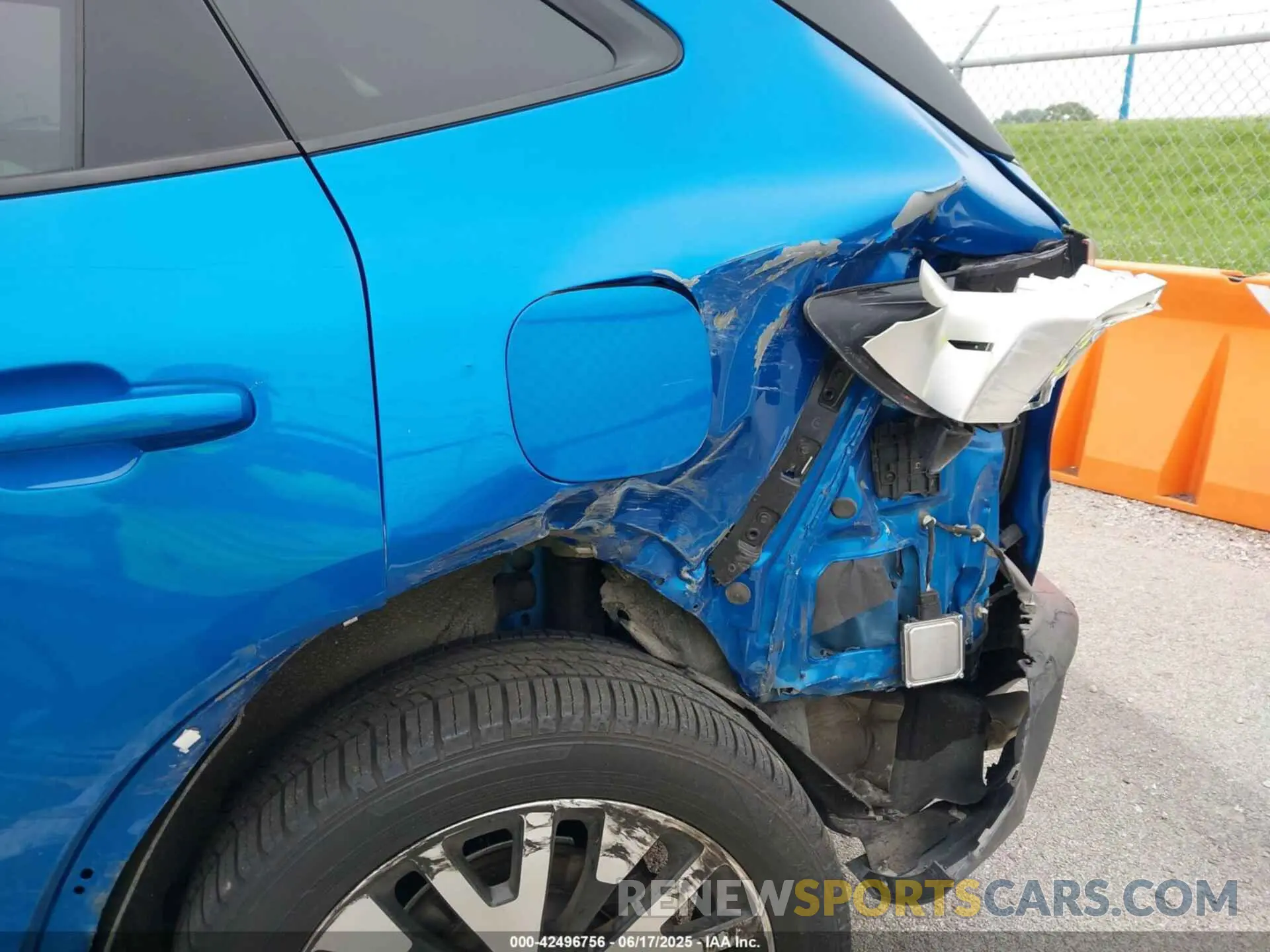 17 Photograph of a damaged car 1FMCU0BZ2LUA60075 FORD ESCAPE 2020