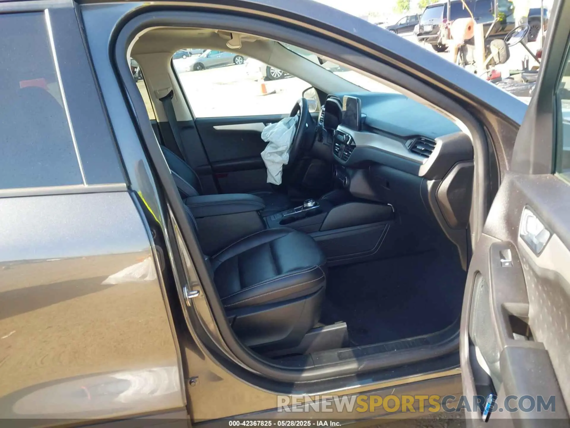 5 Photograph of a damaged car 1FMCU0BZ3LUC49186 FORD ESCAPE 2020