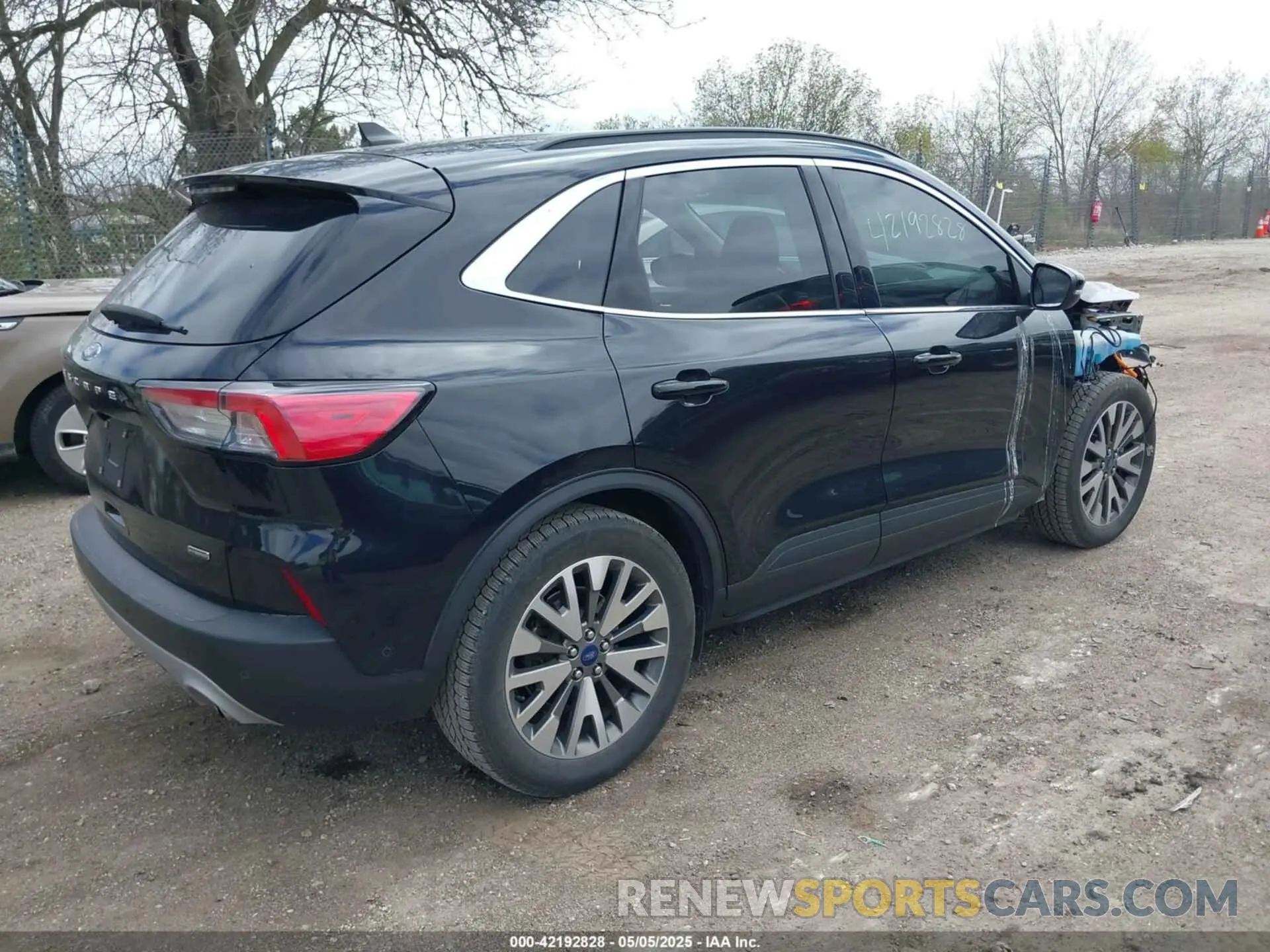 4 Photograph of a damaged car 1FMCU0DZ5LUB39205 FORD ESCAPE 2020