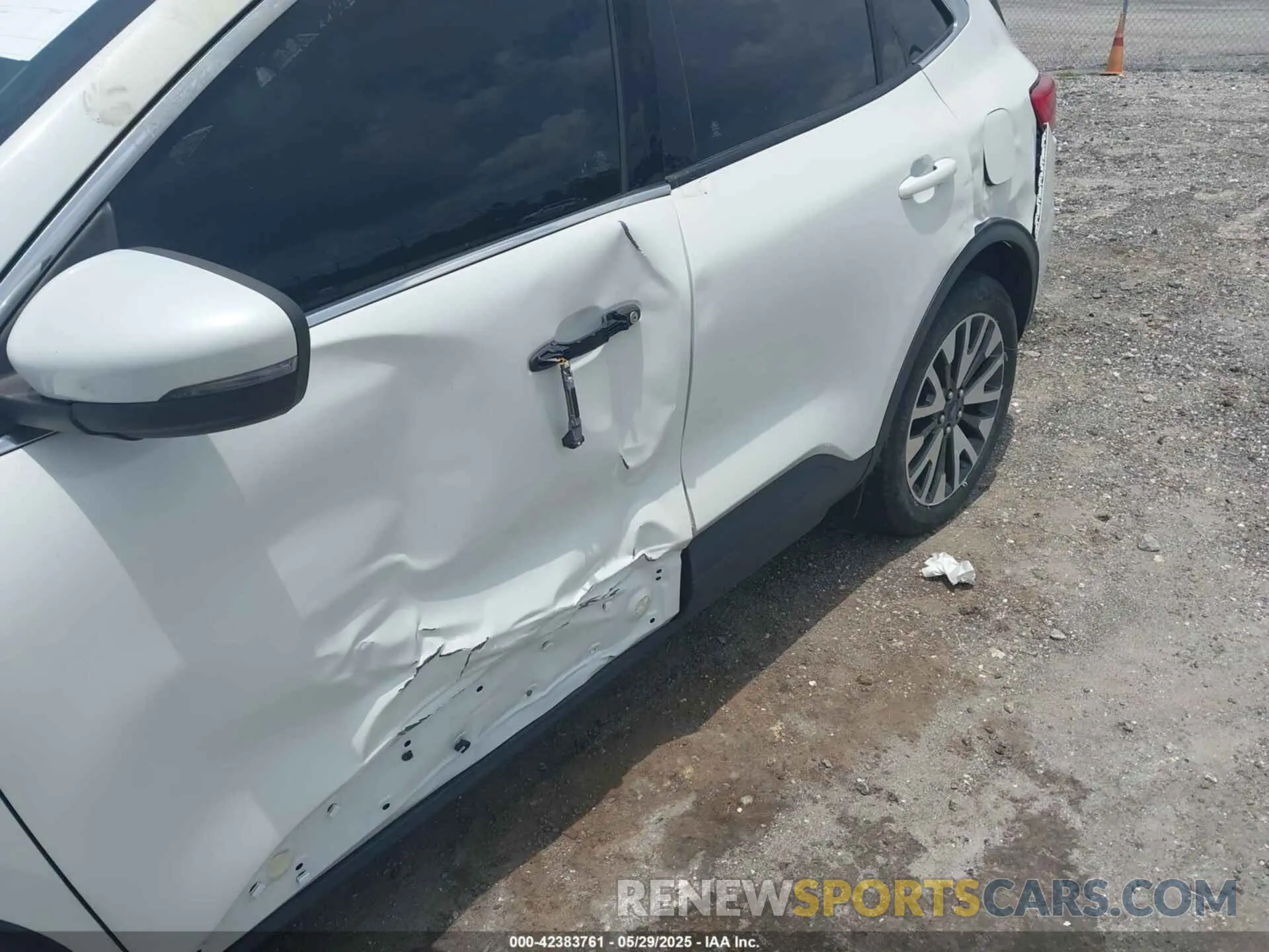 17 Photograph of a damaged car 1FMCU0DZ6LUA39534 FORD ESCAPE 2020