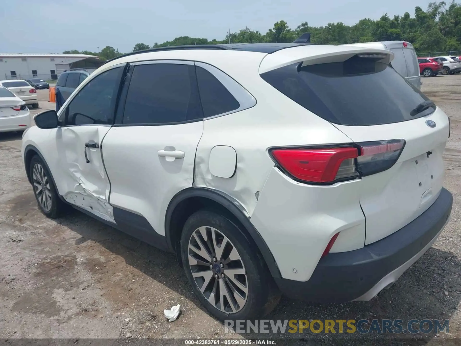 18 Photograph of a damaged car 1FMCU0DZ6LUA39534 FORD ESCAPE 2020