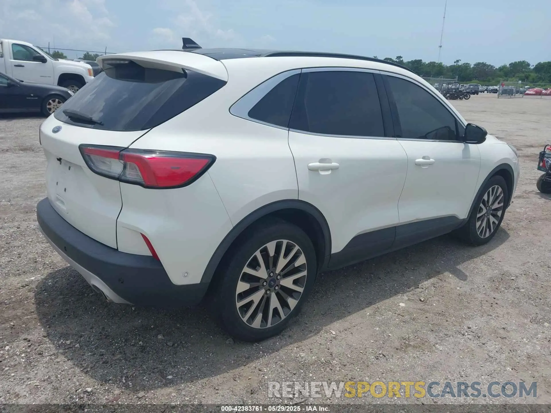4 Photograph of a damaged car 1FMCU0DZ6LUA39534 FORD ESCAPE 2020