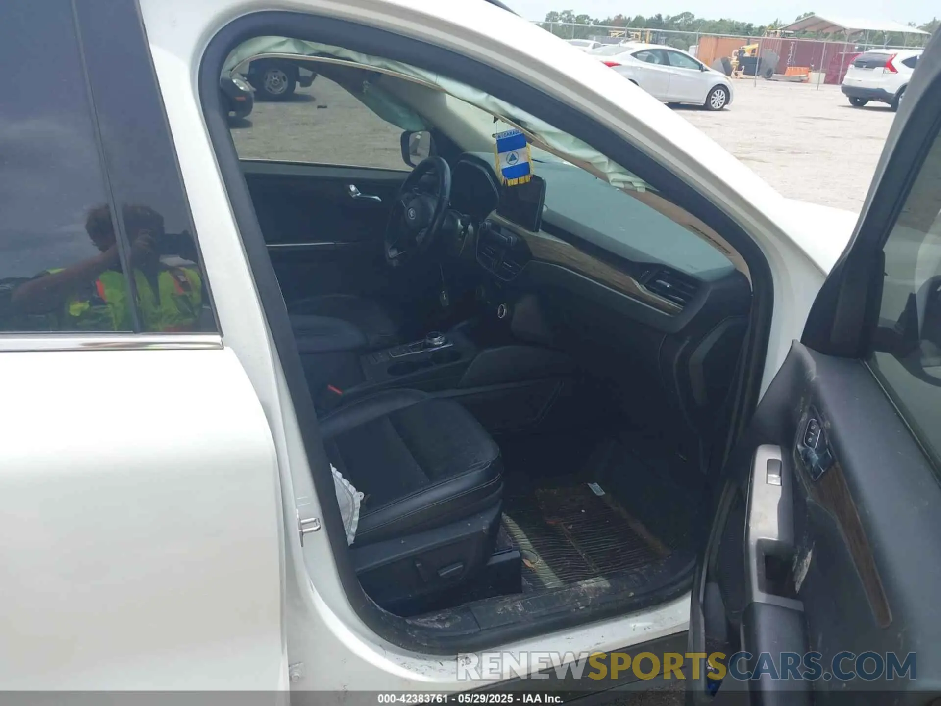 5 Photograph of a damaged car 1FMCU0DZ6LUA39534 FORD ESCAPE 2020
