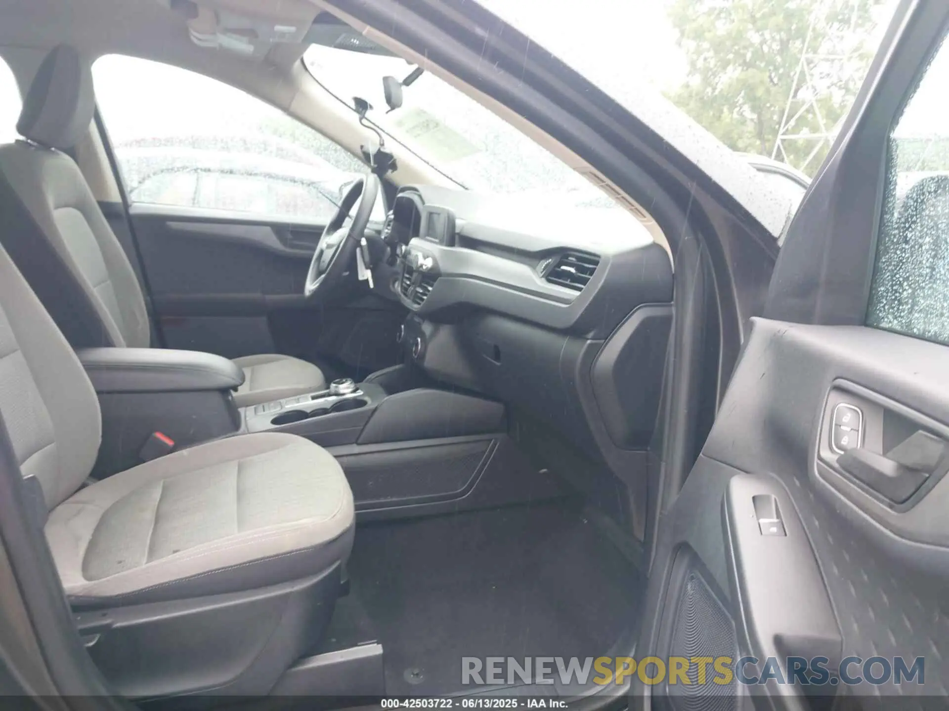 5 Photograph of a damaged car 1FMCU0F60LUA28760 FORD ESCAPE 2020