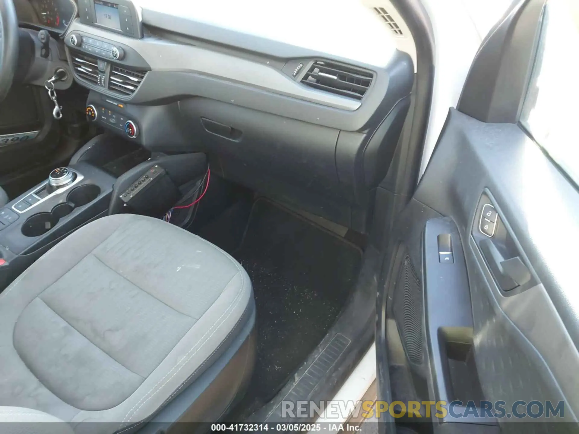 5 Photograph of a damaged car 1FMCU0F60LUA63492 FORD ESCAPE 2020