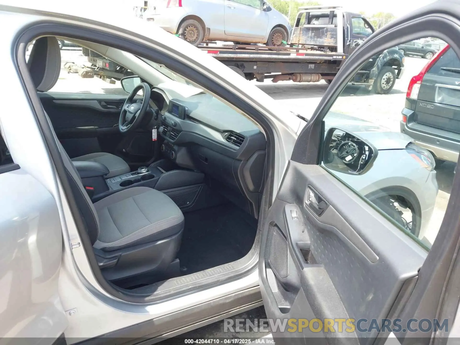 5 Photograph of a damaged car 1FMCU0F62LUA22703 FORD ESCAPE 2020