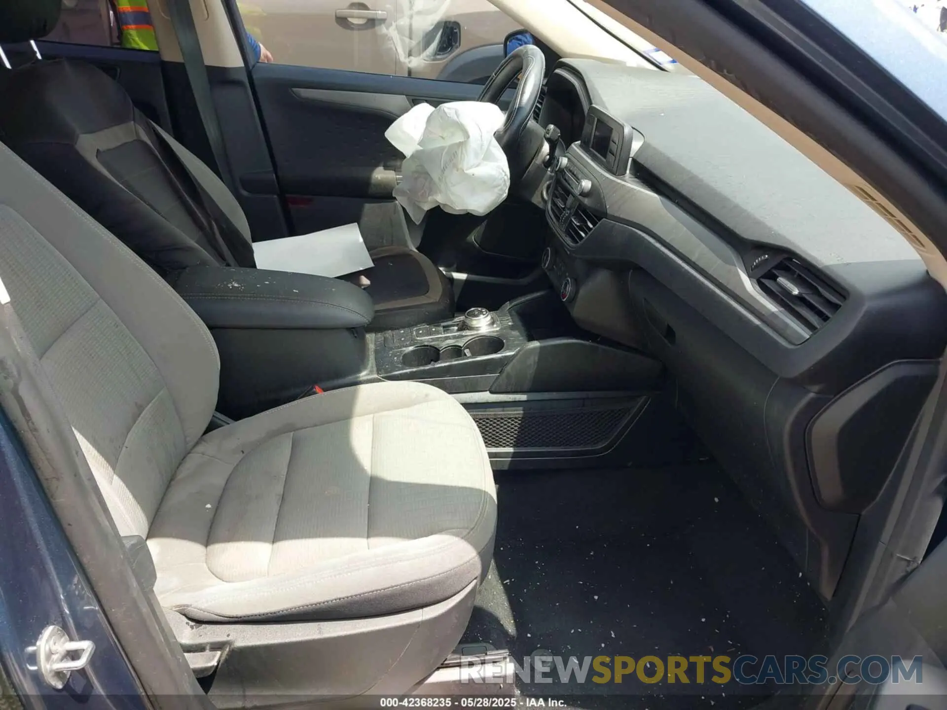 5 Photograph of a damaged car 1FMCU0F6XLUB91352 FORD ESCAPE 2020
