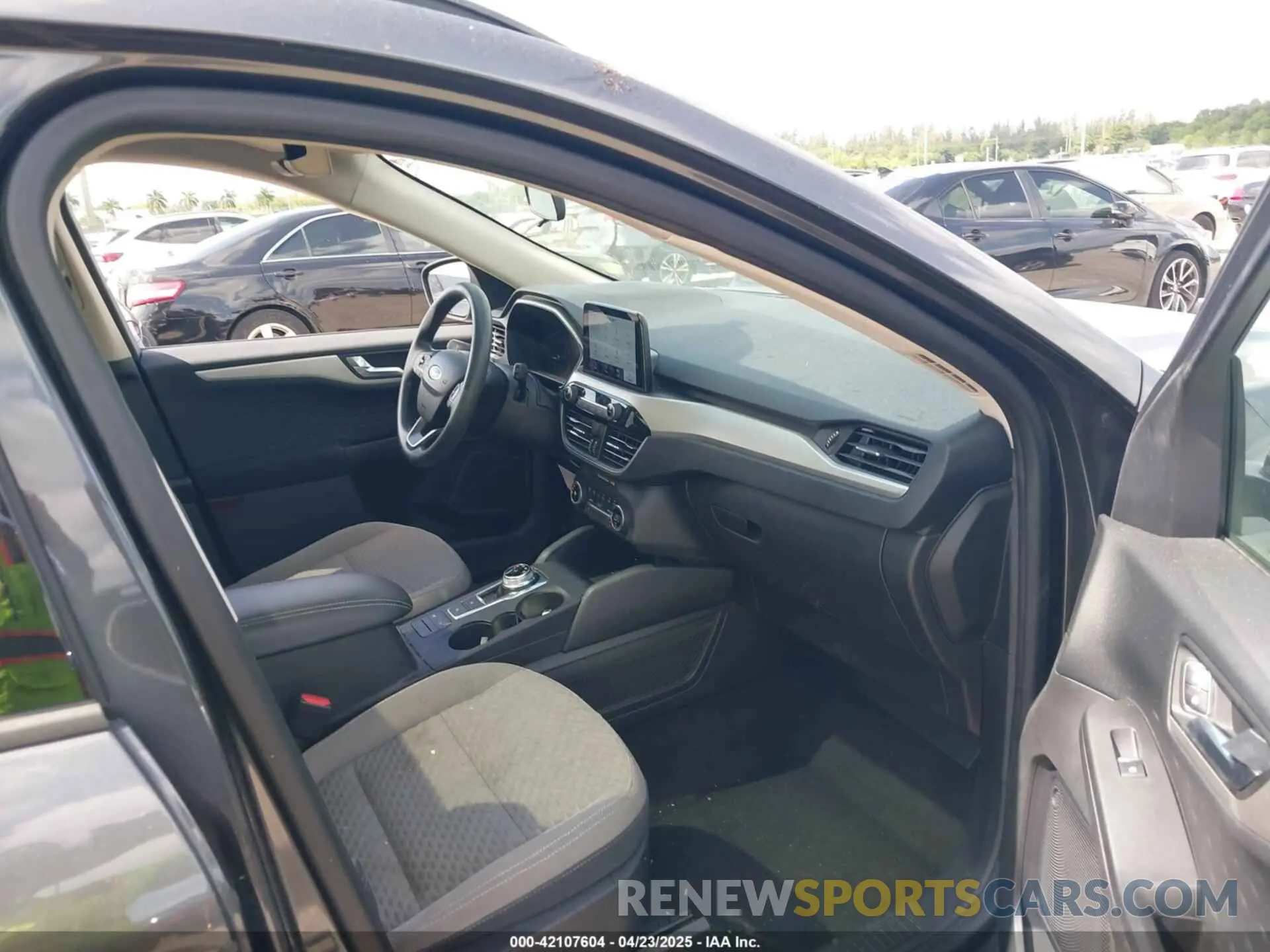 5 Photograph of a damaged car 1FMCU0G60LUA08619 FORD ESCAPE 2020