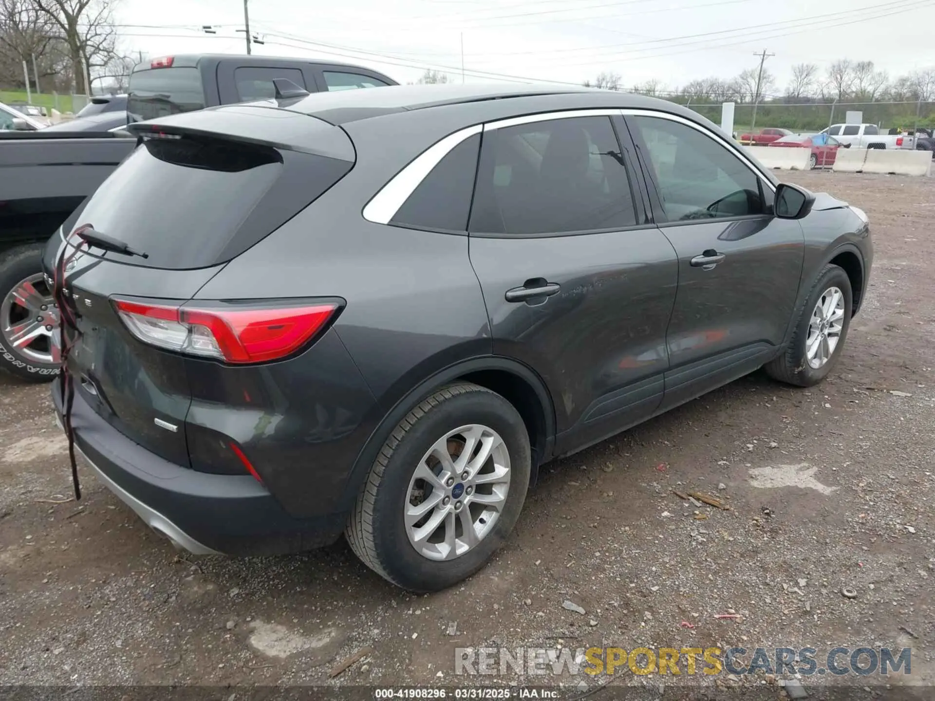 4 Photograph of a damaged car 1FMCU0G60LUA68318 FORD ESCAPE 2020