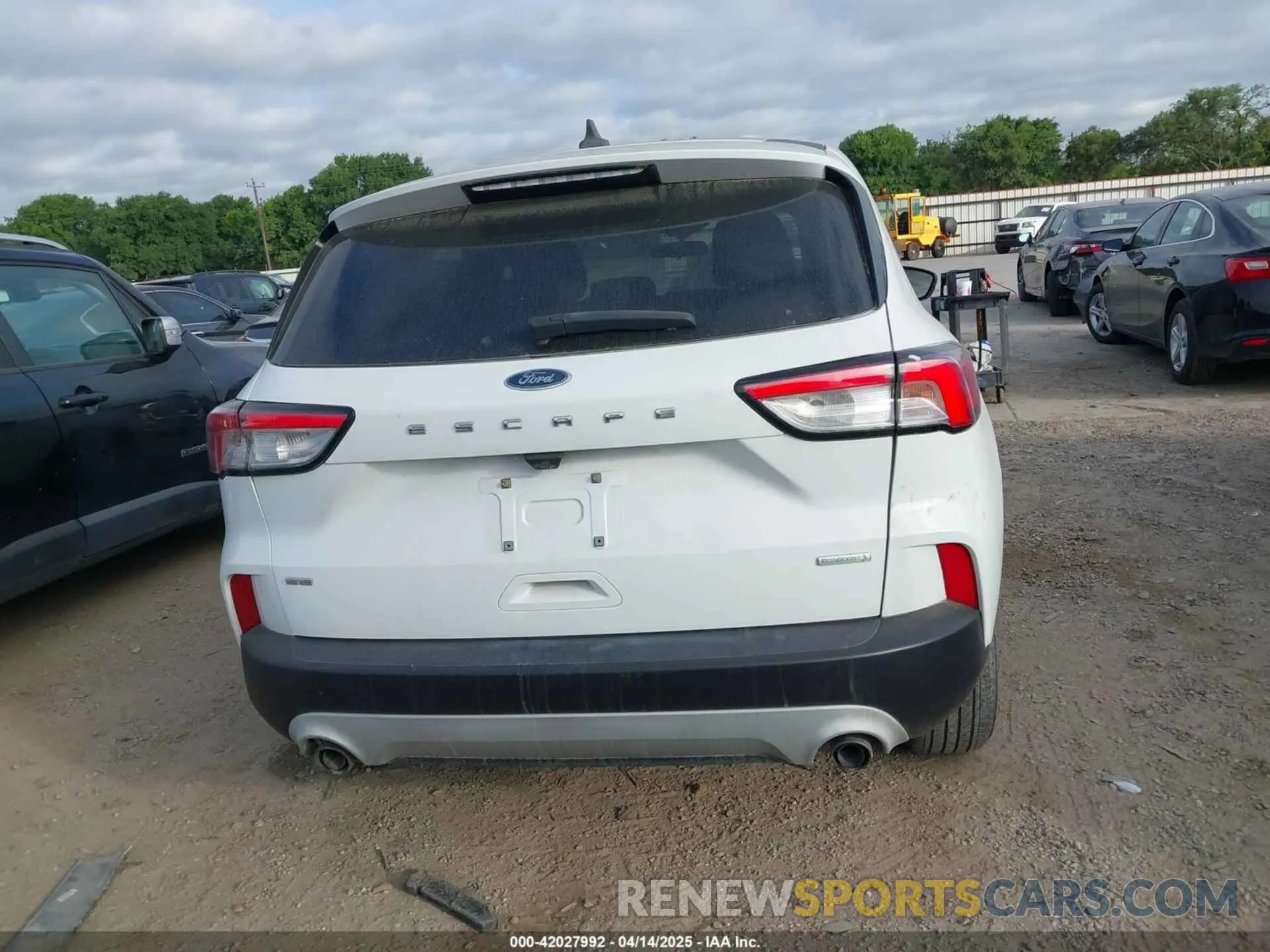 16 Photograph of a damaged car 1FMCU0G60LUC06956 FORD ESCAPE 2020