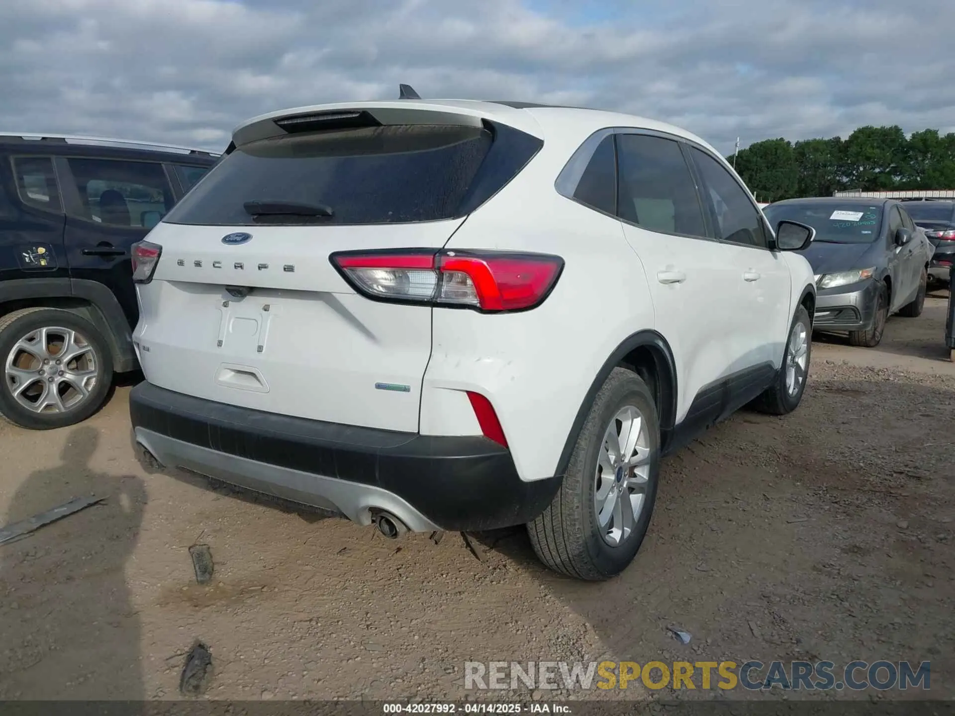 4 Photograph of a damaged car 1FMCU0G60LUC06956 FORD ESCAPE 2020