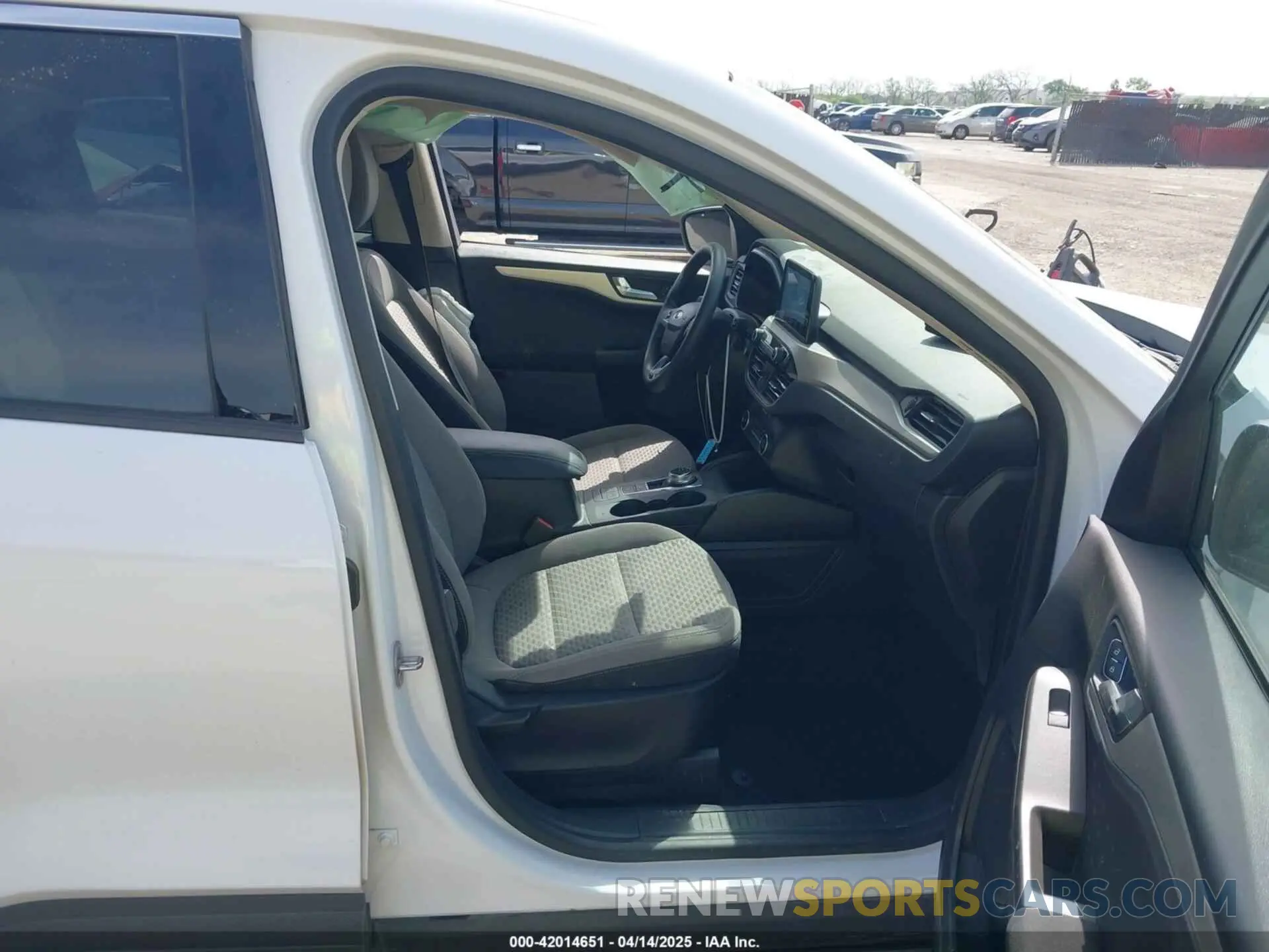 5 Photograph of a damaged car 1FMCU0G60LUC45045 FORD ESCAPE 2020