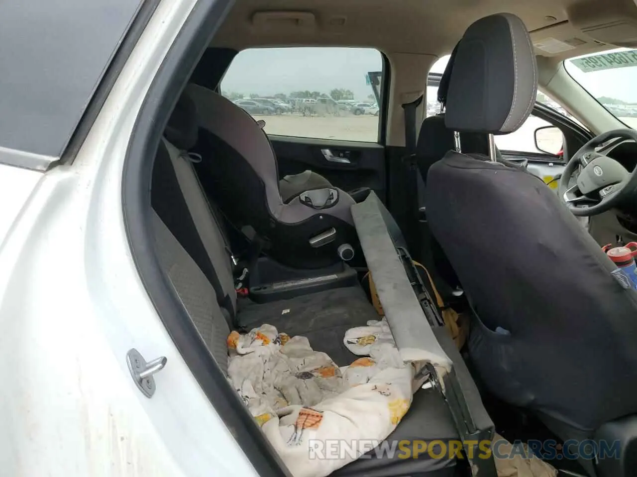 11 Photograph of a damaged car 1FMCU0G60LUC61942 FORD ESCAPE 2020