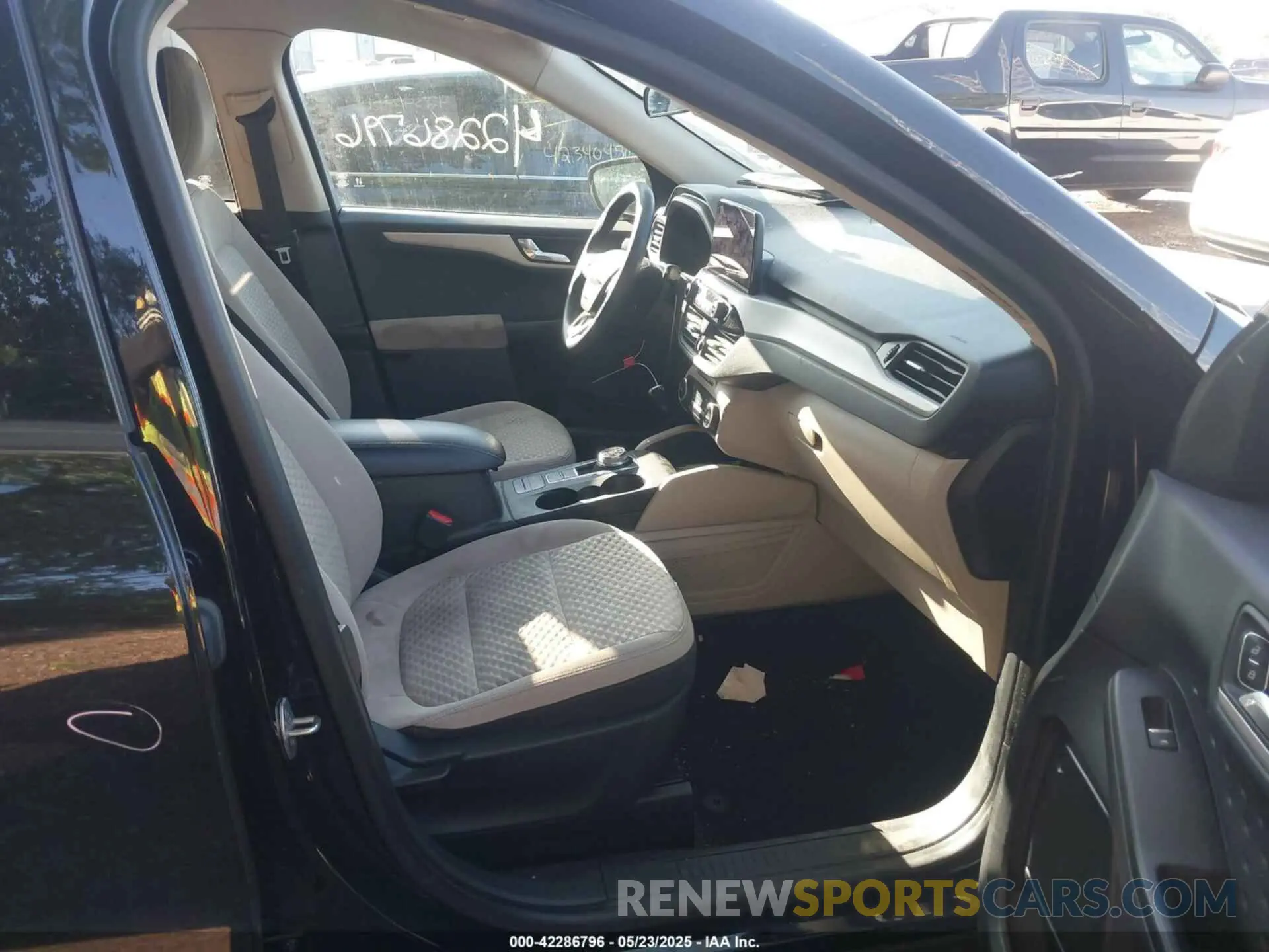 5 Photograph of a damaged car 1FMCU0G61LUA29107 FORD ESCAPE 2020