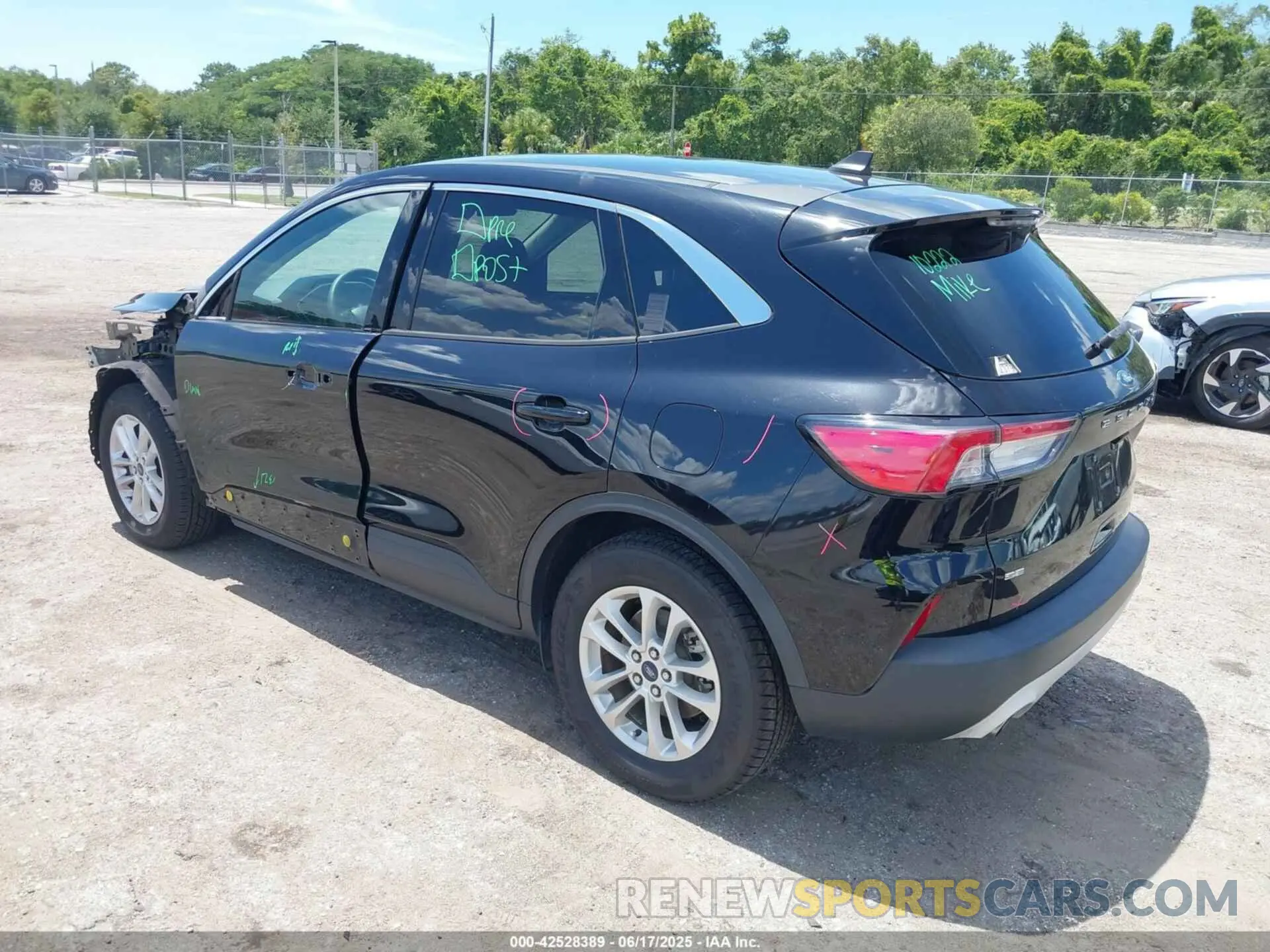 3 Photograph of a damaged car 1FMCU0G61LUC61271 FORD ESCAPE 2020