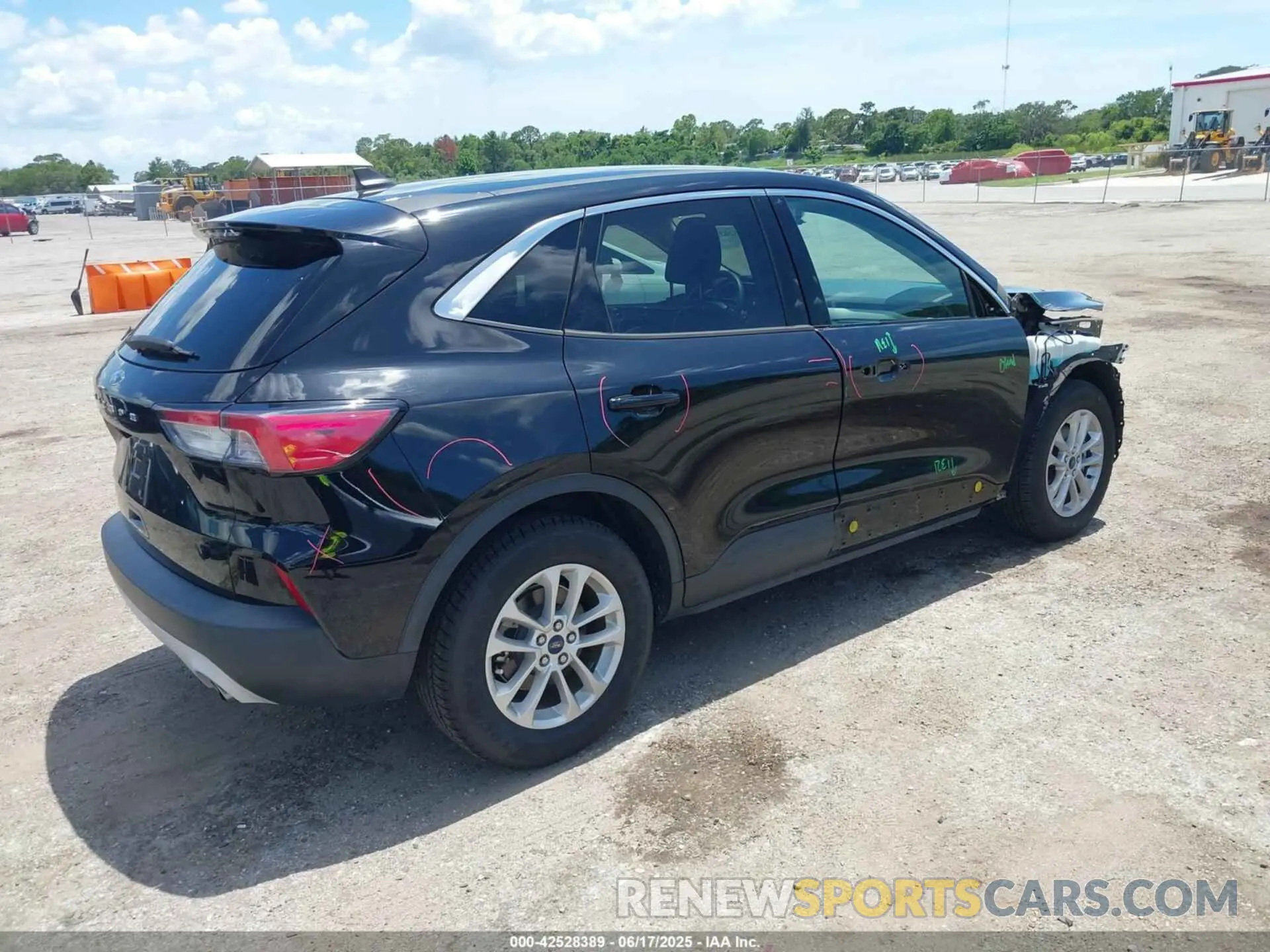 4 Photograph of a damaged car 1FMCU0G61LUC61271 FORD ESCAPE 2020
