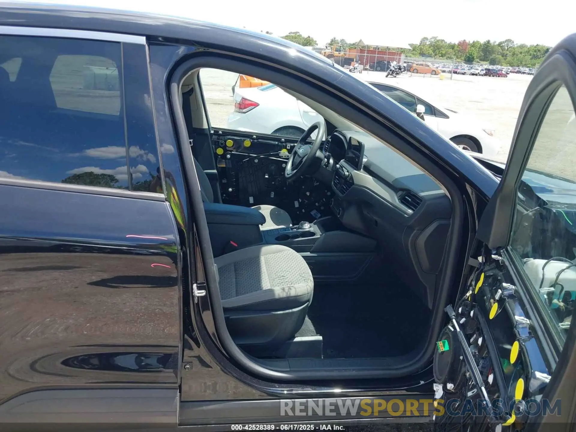 5 Photograph of a damaged car 1FMCU0G61LUC61271 FORD ESCAPE 2020