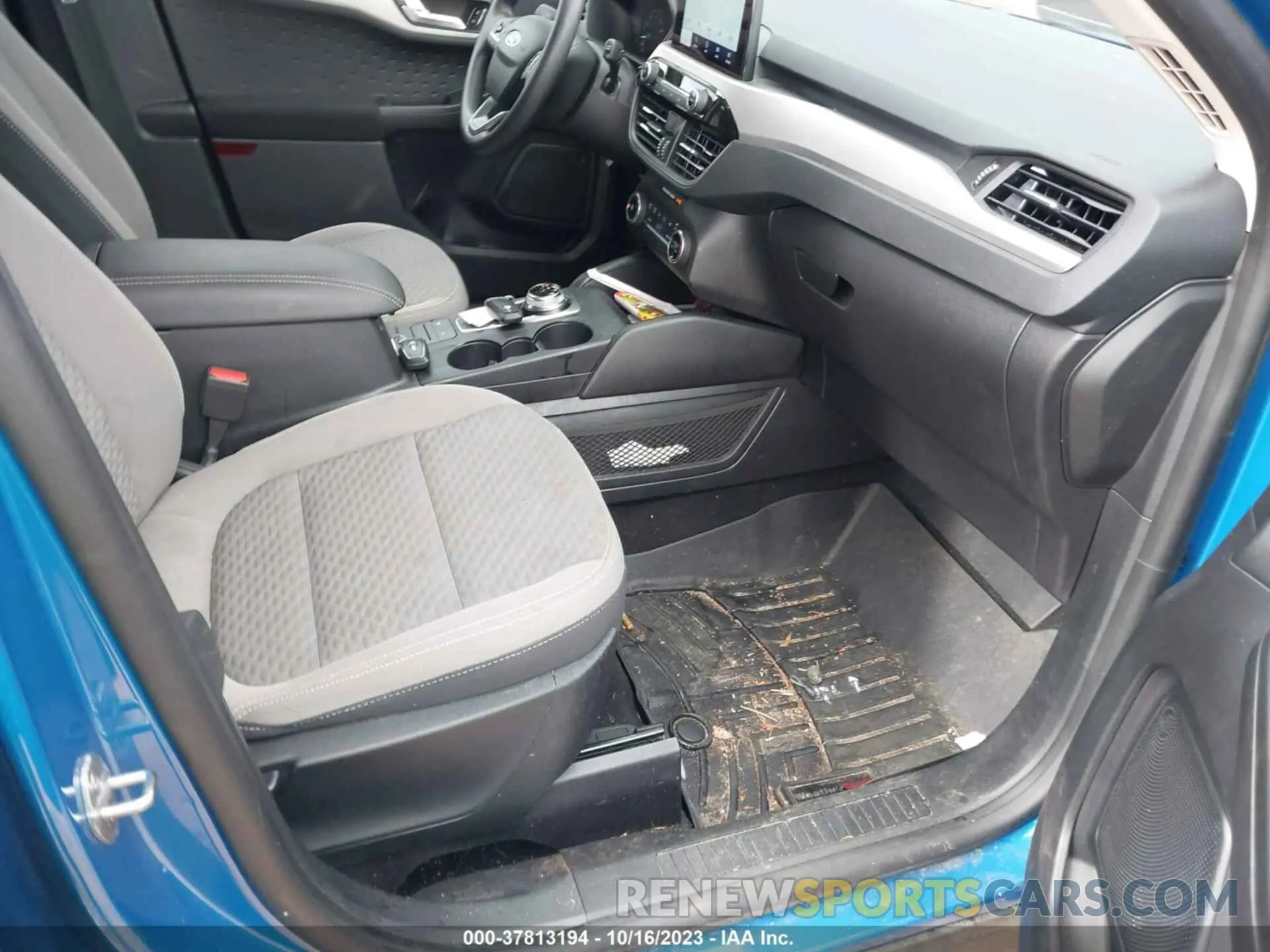5 Photograph of a damaged car 1FMCU0G62LUA66943 FORD ESCAPE 2020