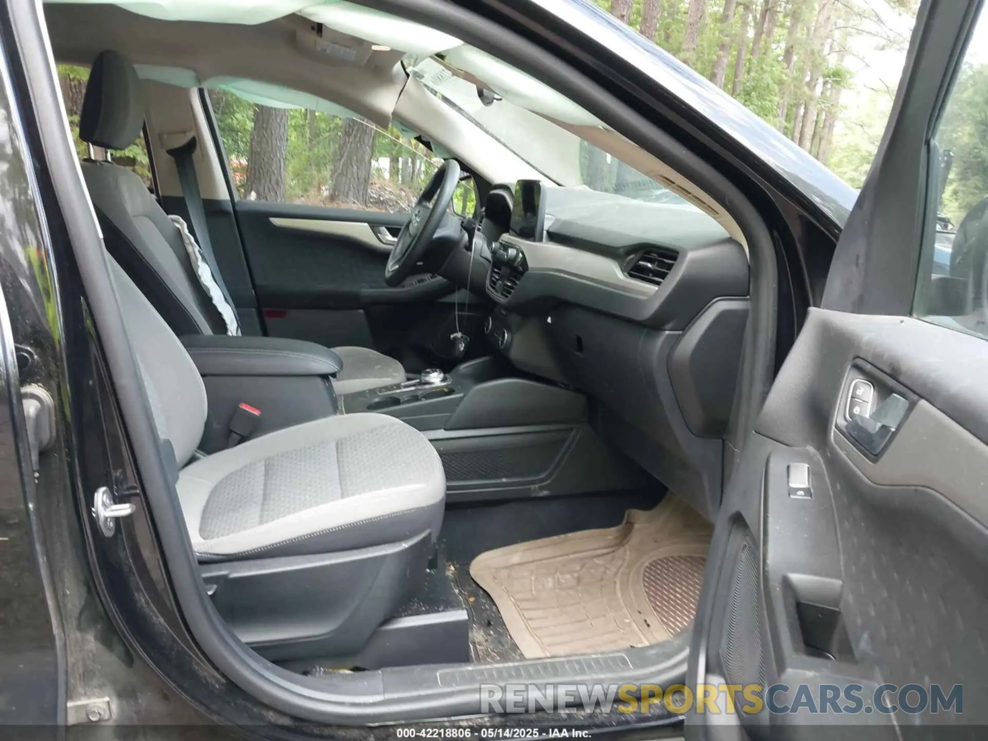 5 Photograph of a damaged car 1FMCU0G62LUC04223 FORD ESCAPE 2020