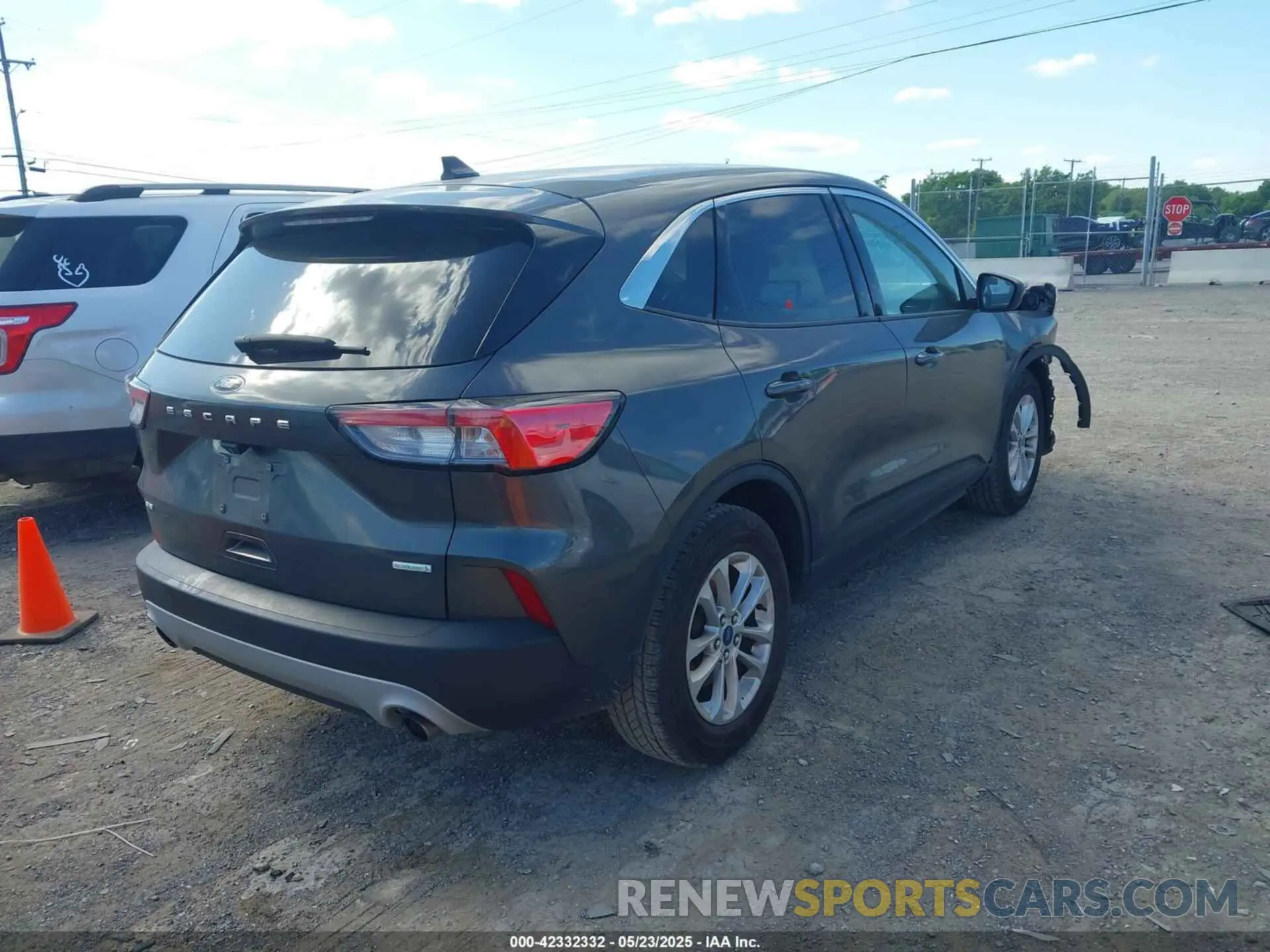 4 Photograph of a damaged car 1FMCU0G63LUC26585 FORD ESCAPE 2020
