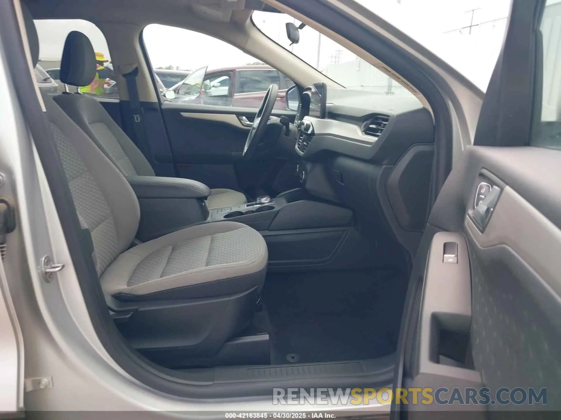 5 Photograph of a damaged car 1FMCU0G64LUA32826 FORD ESCAPE 2020