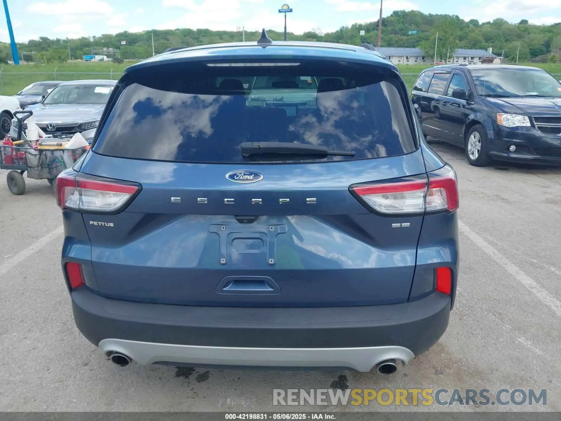 17 Photograph of a damaged car 1FMCU0G64LUC77514 FORD ESCAPE 2020
