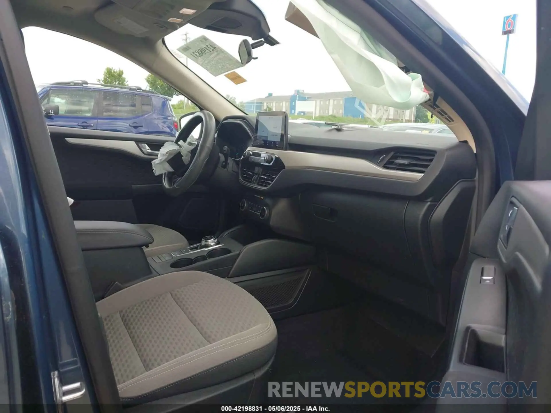 5 Photograph of a damaged car 1FMCU0G64LUC77514 FORD ESCAPE 2020